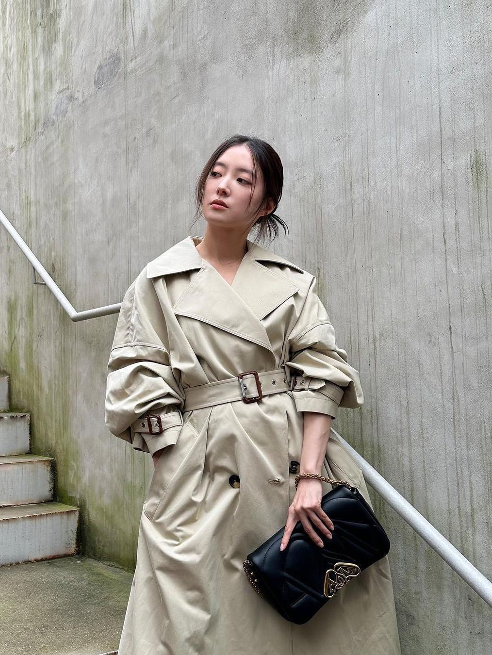 (W) Acne Studios Double Breasted Trench Coat Cold Beige 착용 스타일 - 4
