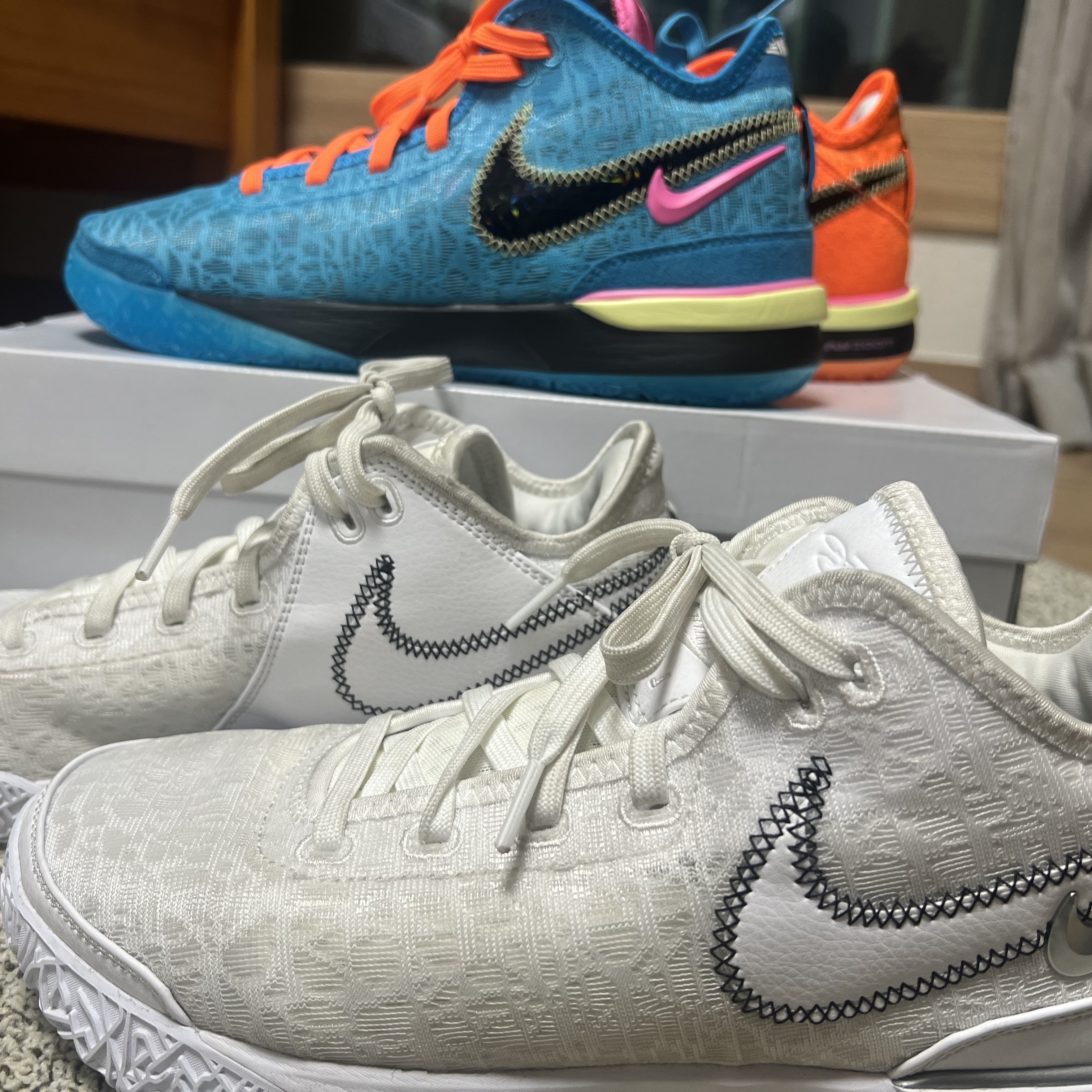 Nike LeBron NXXT Gen EP Multi Color, Nike Zoom LeBron NXXT Gen White Metallic Silver 착용 스타일 - 1