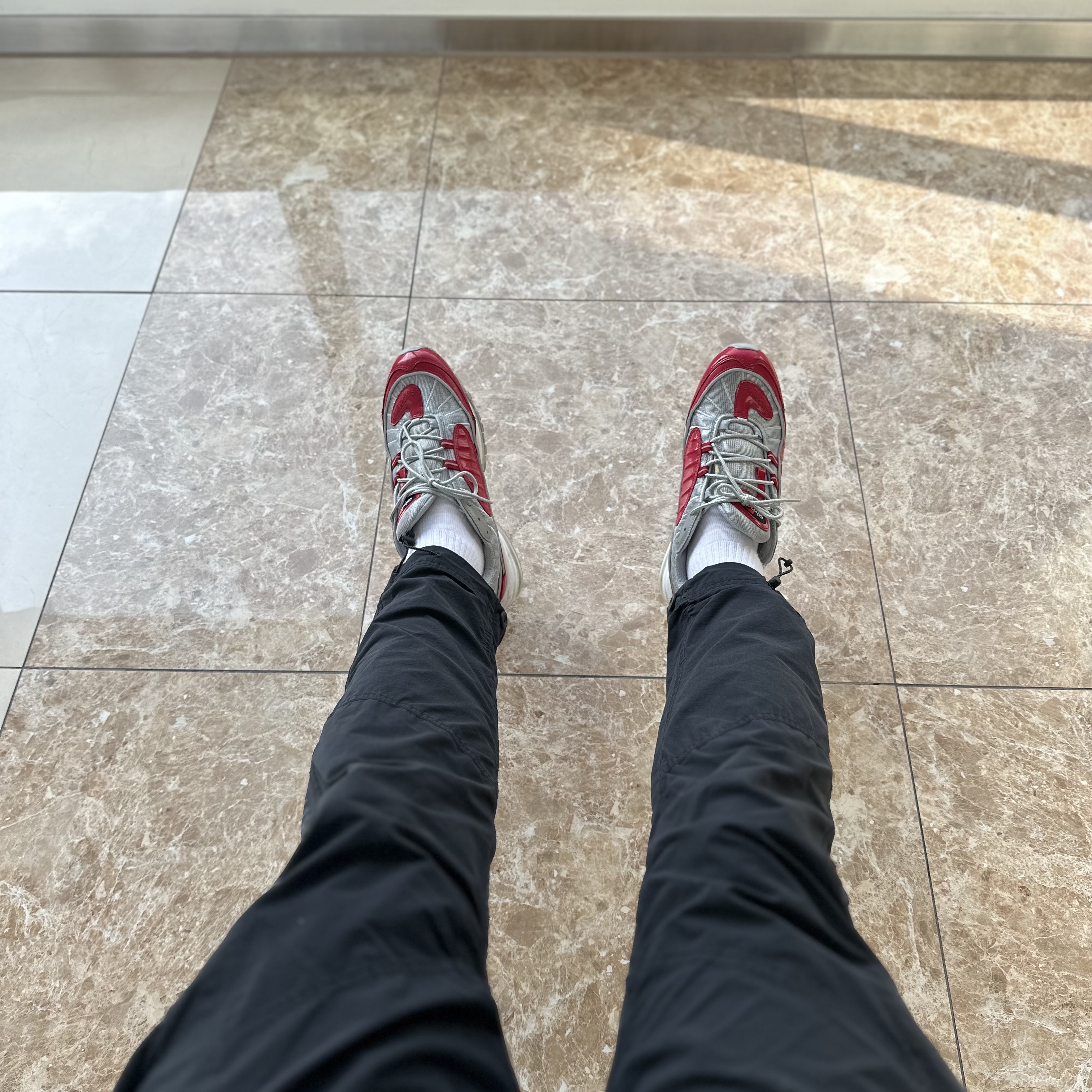 Nike x Supreme Air Max 98 Varsity Red 착용 스타일 - 1