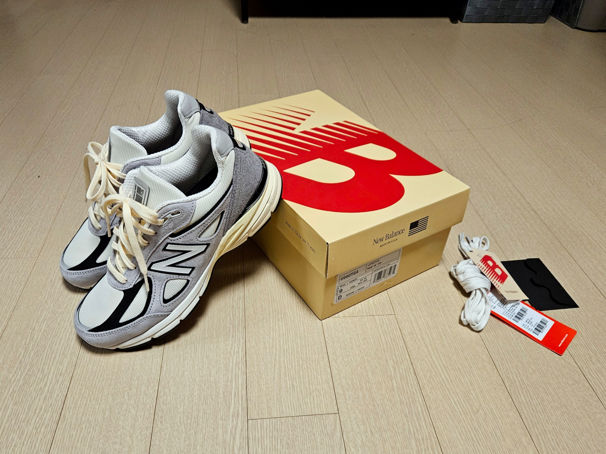 뉴발란스 990v4 메이드 인 USA 그레이 블랙 착용 스타일 - 1