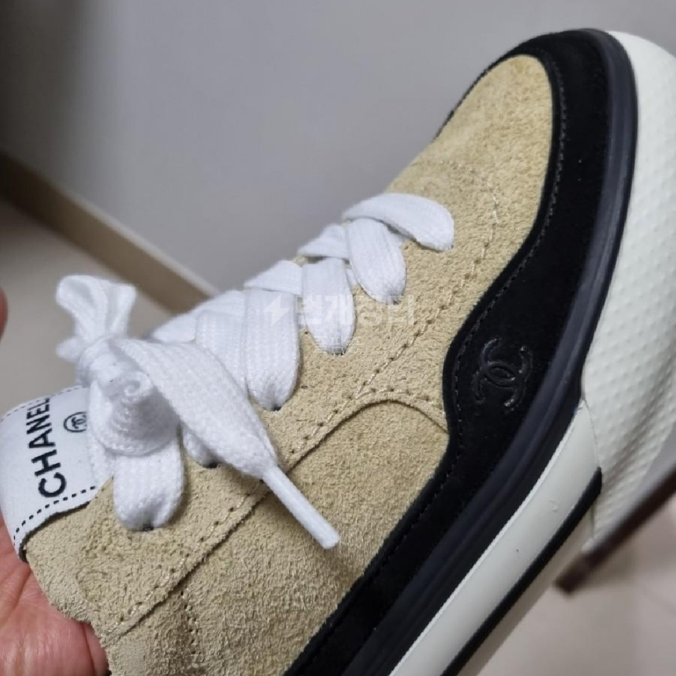 (W) Chanel Sneakers Velvet Suede Calfskin & Ivory Black 착용 스타일 - 3