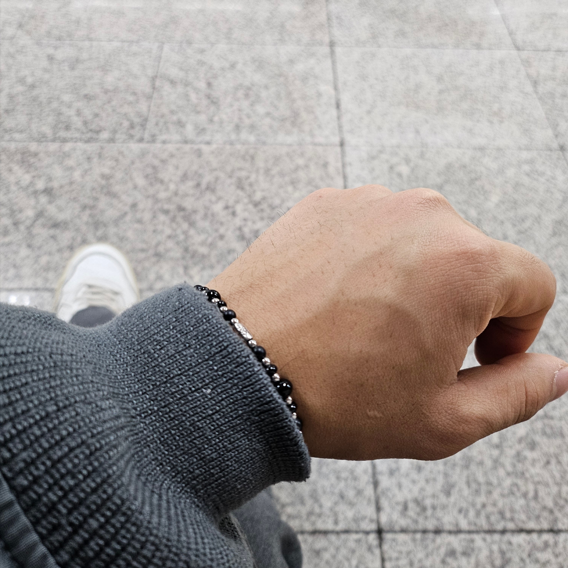 Scudo Garden Karen Beads Bracelet Black 착용 스타일 - 1