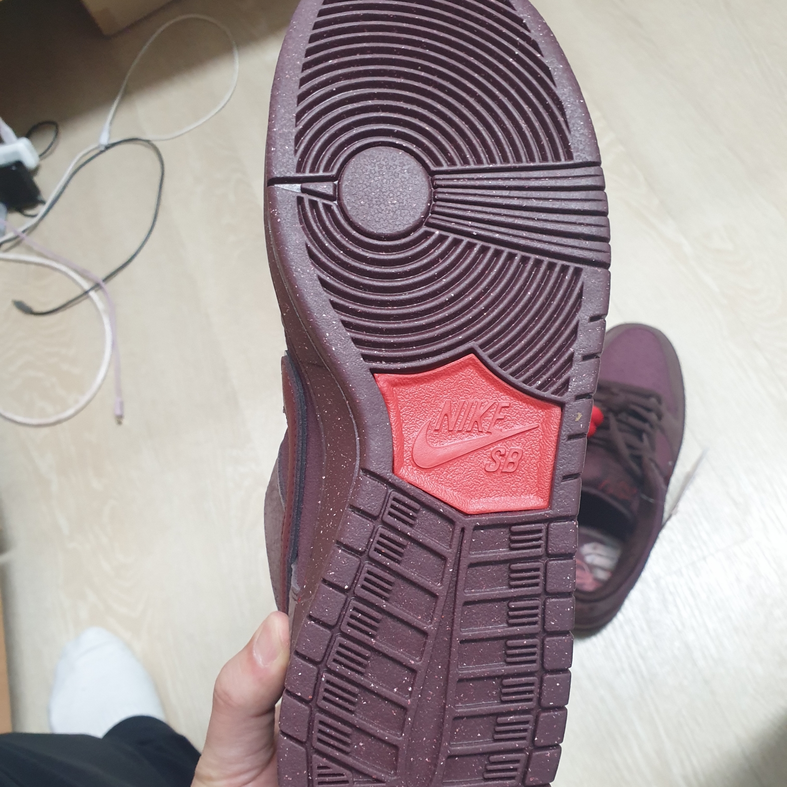 Nike SB Dunk Low PRM Burgundy Crush 착용 스타일 - 1