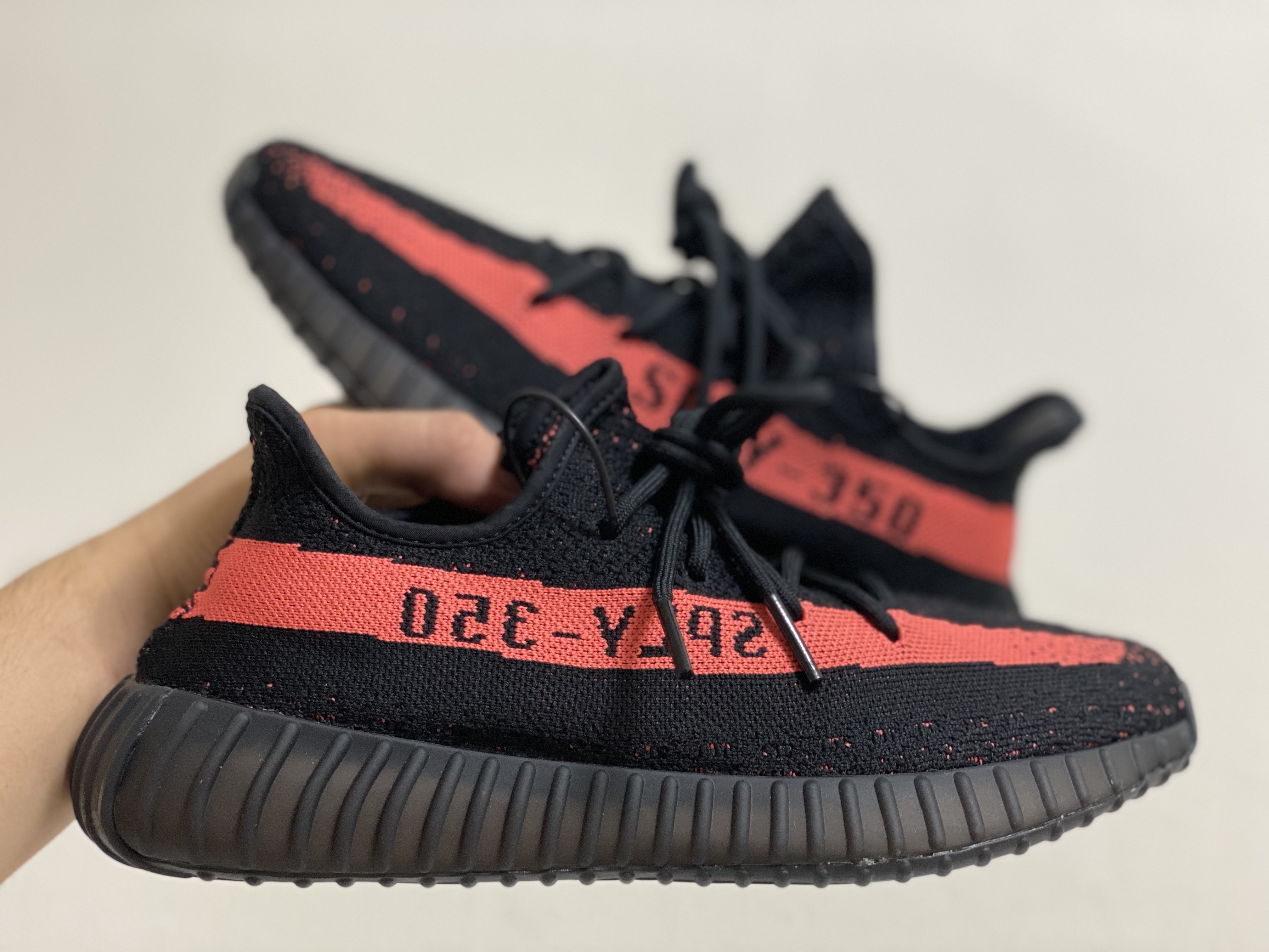 Adidas Yeezy Boost 350 V2 Core Black Red 2022/2023 착용 스타일 - 2