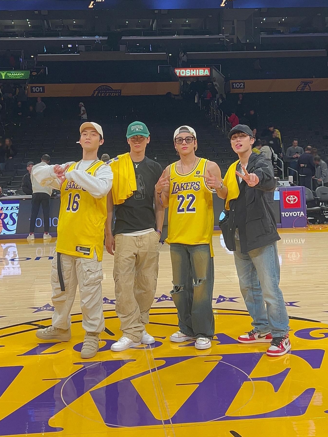 Nike LeBron James LA Lakers Icon Edition Jersey Amarillo, Nike x Drake Nocta Air Force 1 Low SP Certified Lover Boy White 착용 스타일 - 3