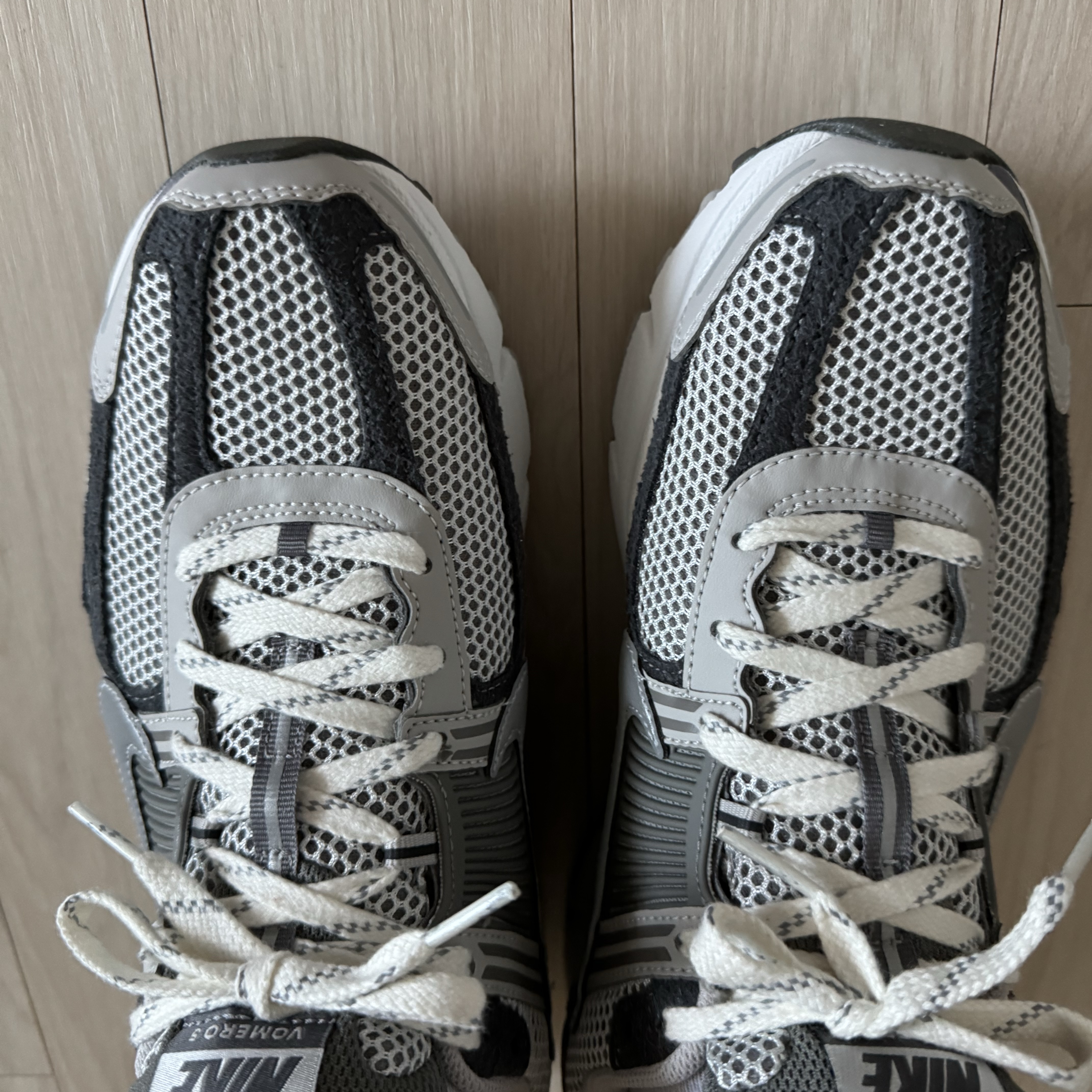 Nike Zoom Vomero 5 PRM Light Iron Ore and Flat Fewter 착용 스타일
