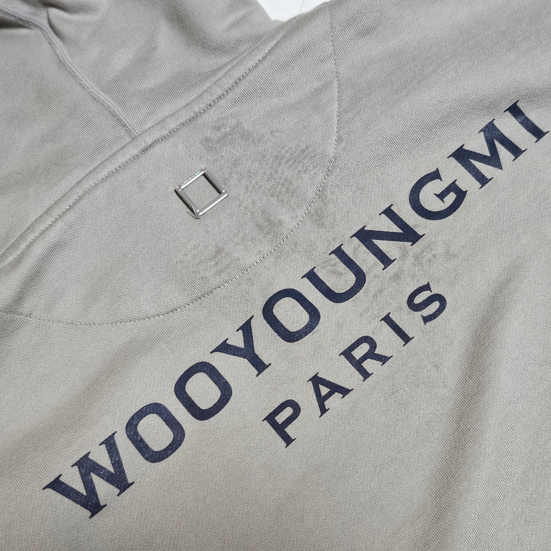 (W) Wooyoungmi Cotton Back Logo Cropped Hoodie Black - 22FW 착용 스타일 - 3
