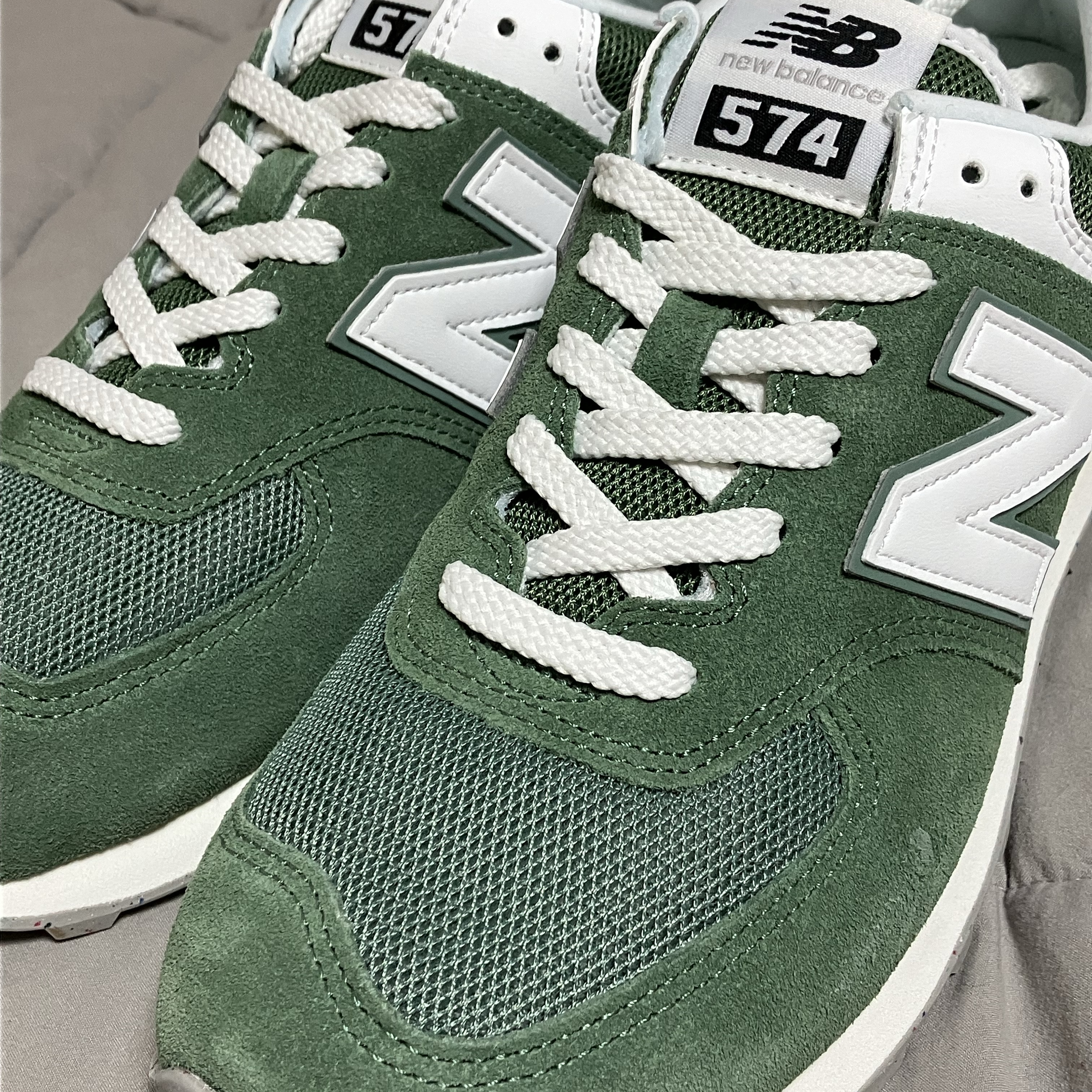 New Balance 574 Green White 착용 스타일 - 2