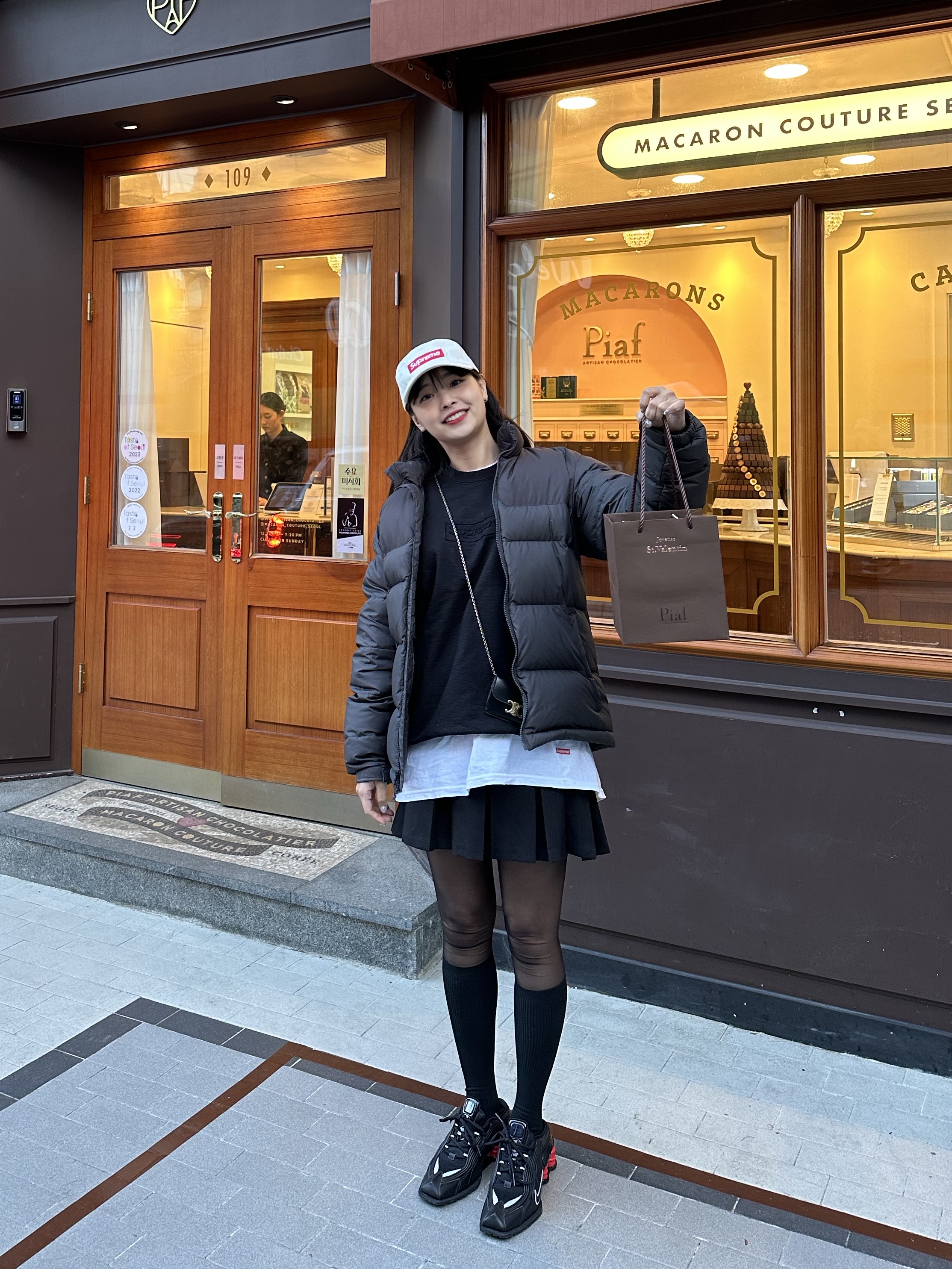 Nike x Martine Rose Shox MR4 Black, Celine Card Holder with Flap in Shiny Calfskin Black 착용 스타일 - 2