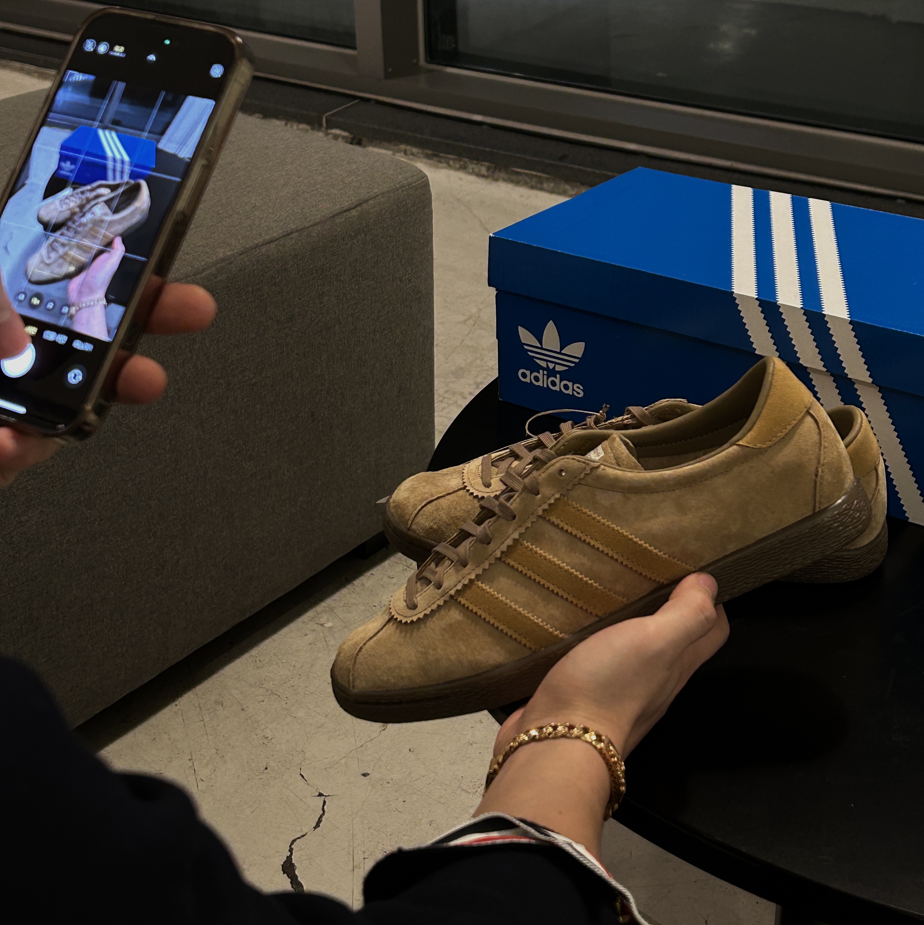 Adidas Tobacco Pantone Mesa 착용 스타일
