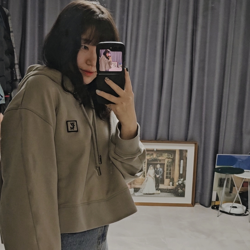 (W) Wooyoungmi Cotton Back Logo Cropped Hoodie Black - 22FW 착용 스타일 - 1