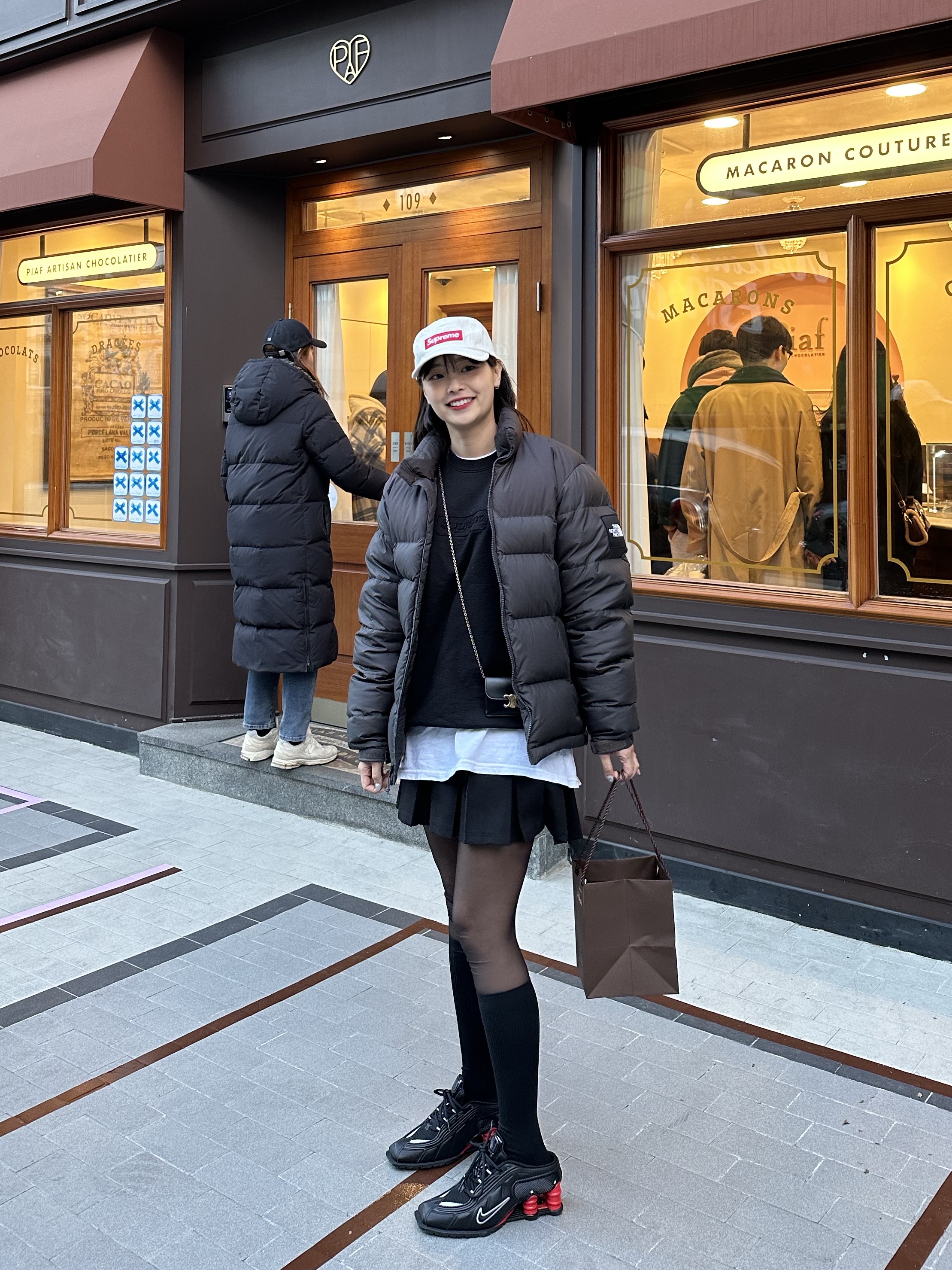 Nike x Martine Rose Shox MR4 Black, Celine Card Holder with Flap in Shiny Calfskin Black 착용 스타일 - 4