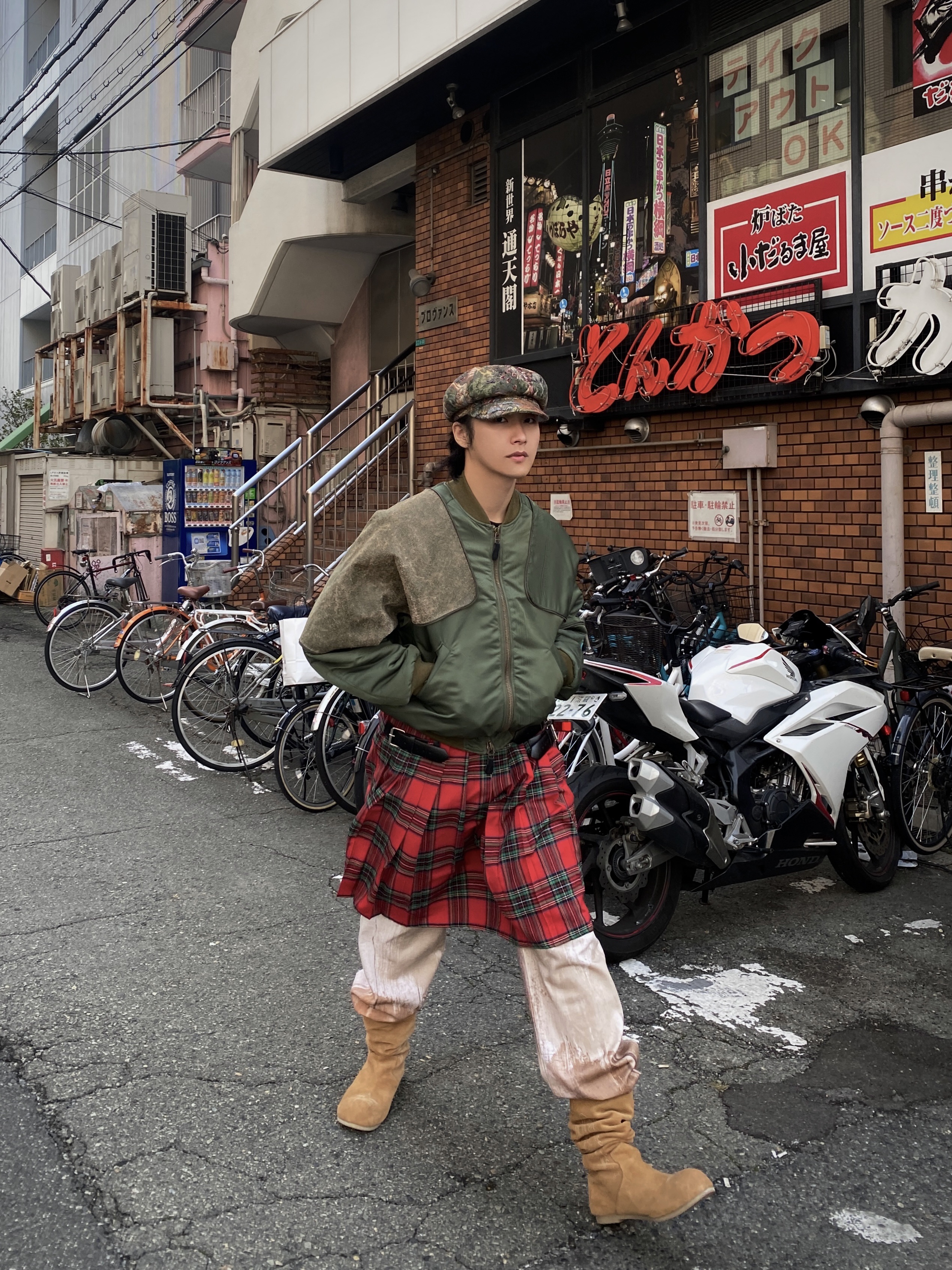 Kapital Ma-1 Nylon X Crack Leather Siamese Bomber Jacket Khaki 착용 스타일 - 2