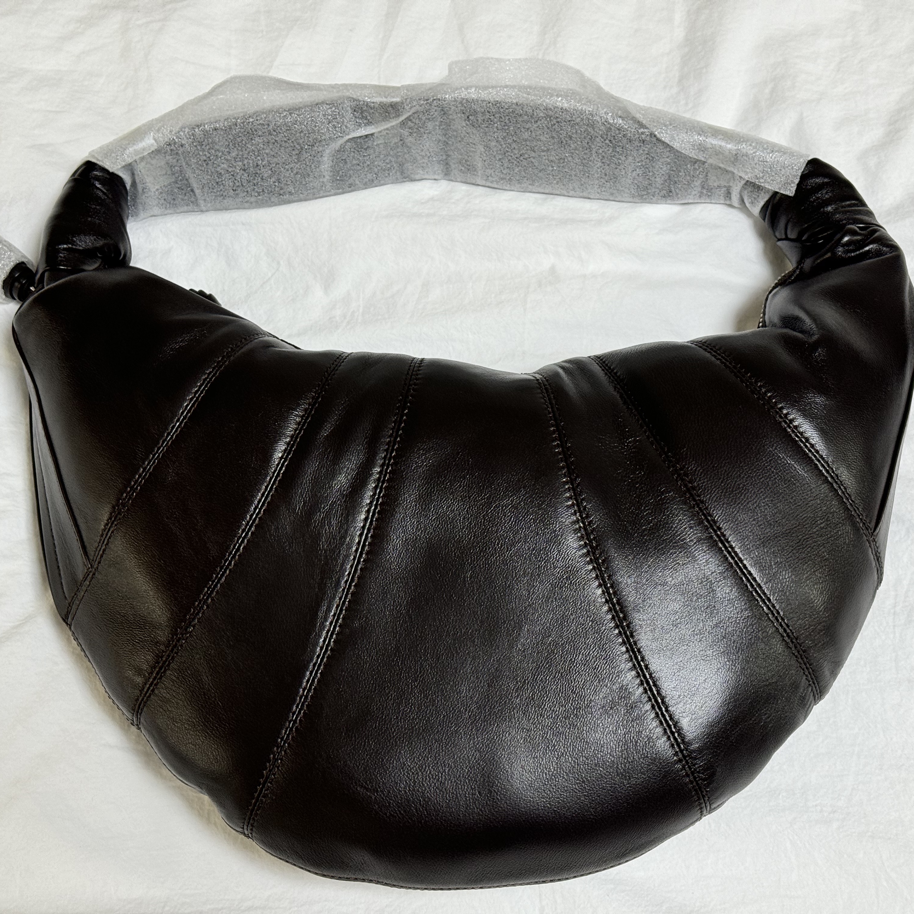 Lemaire Large Croissant Bag Soft Nappa Leather Dark Chocolate 착용 스타일 - 1