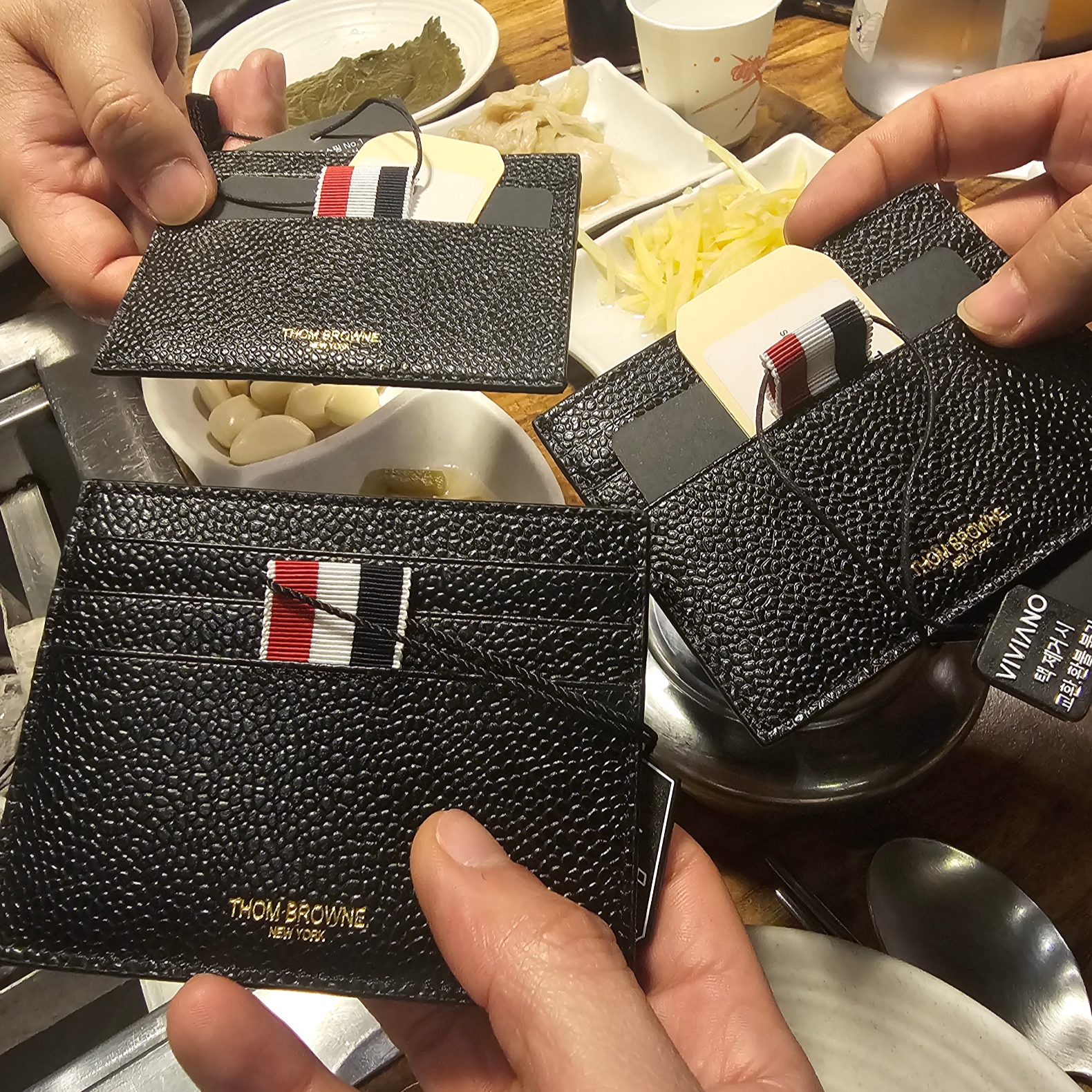 Thom Browne Pebble Grain Leather Stripe Note Compartment Card Holder Black 착용 스타일