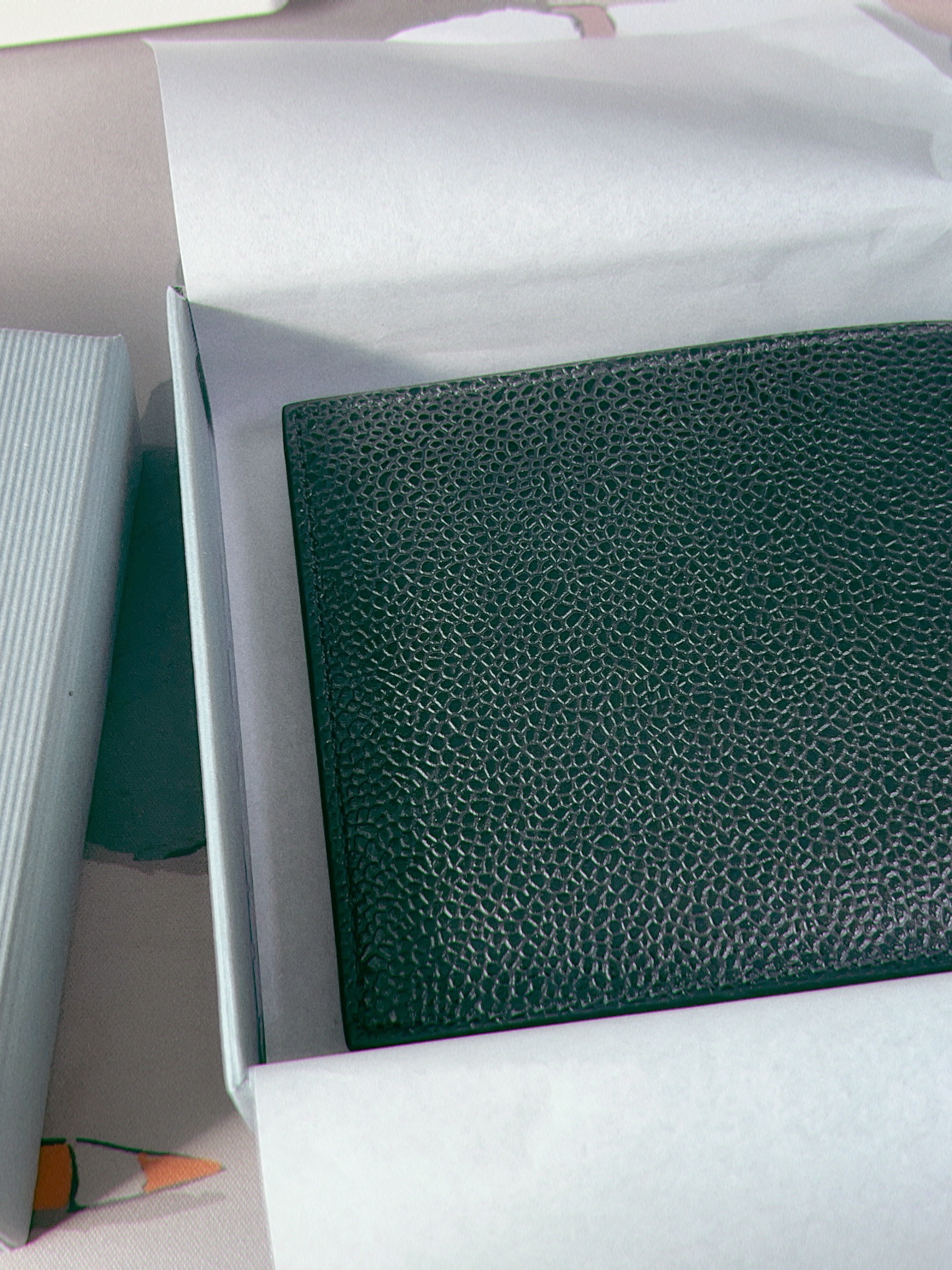 Thom Browne Pebble Grain Bill Fold Wallet Black 착용 스타일 - 1