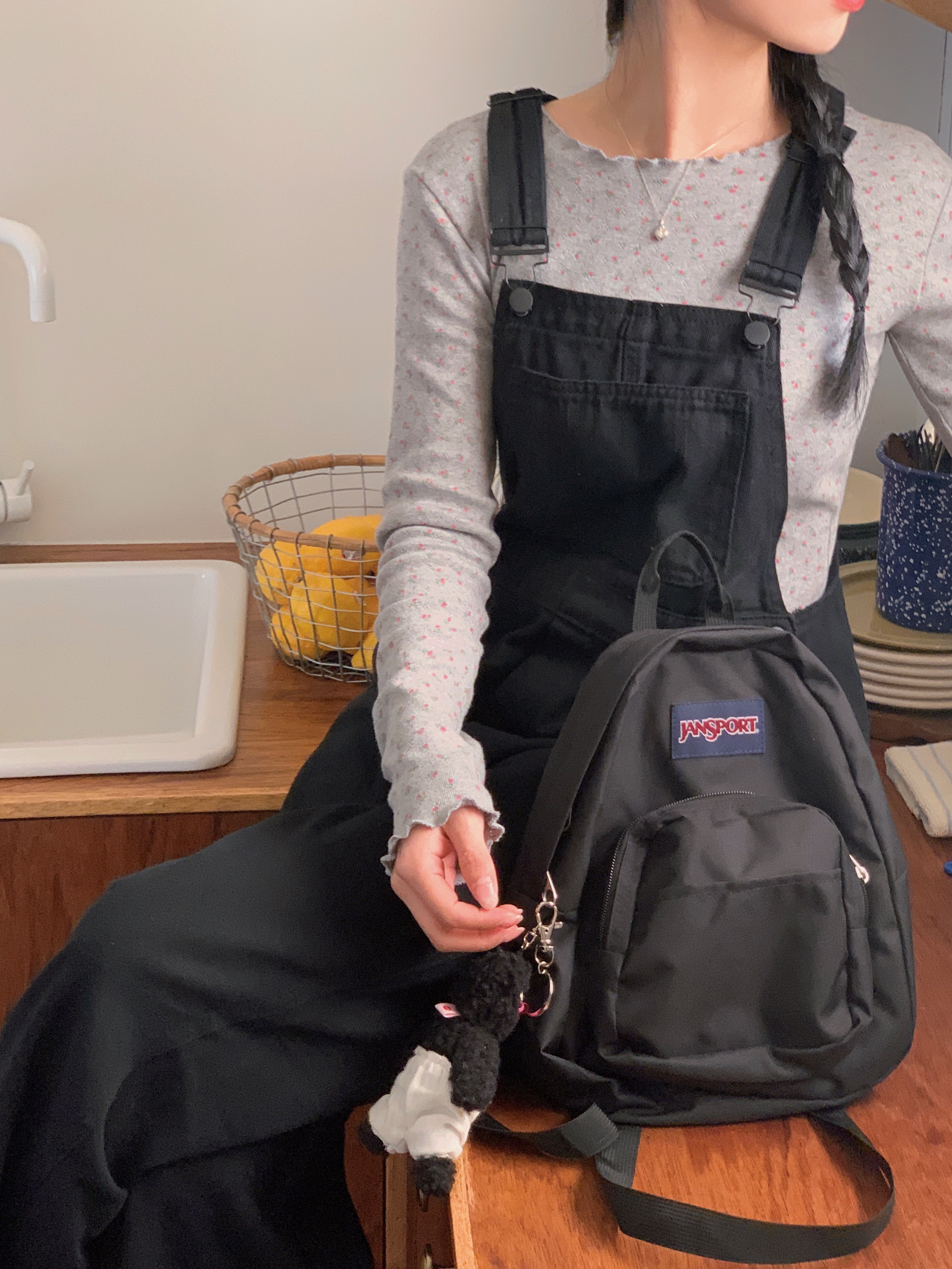 Jansport Half Pint Mini Backpack Black, Monamhee Beulpingi Keyring with White Pants Black 착용 스타일 - 1