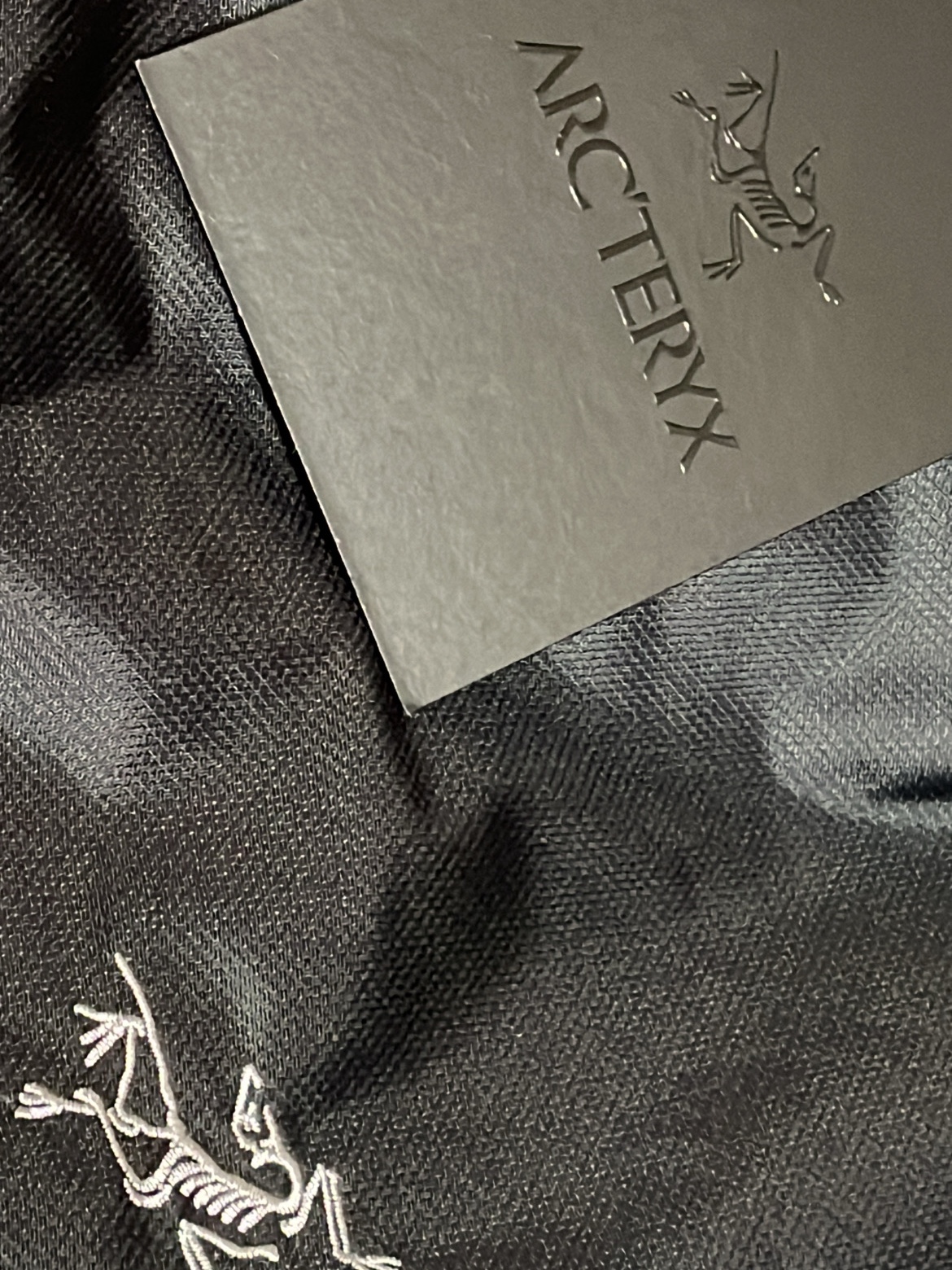 Arc'teryx Heliad 12 Tote Black 착용 스타일