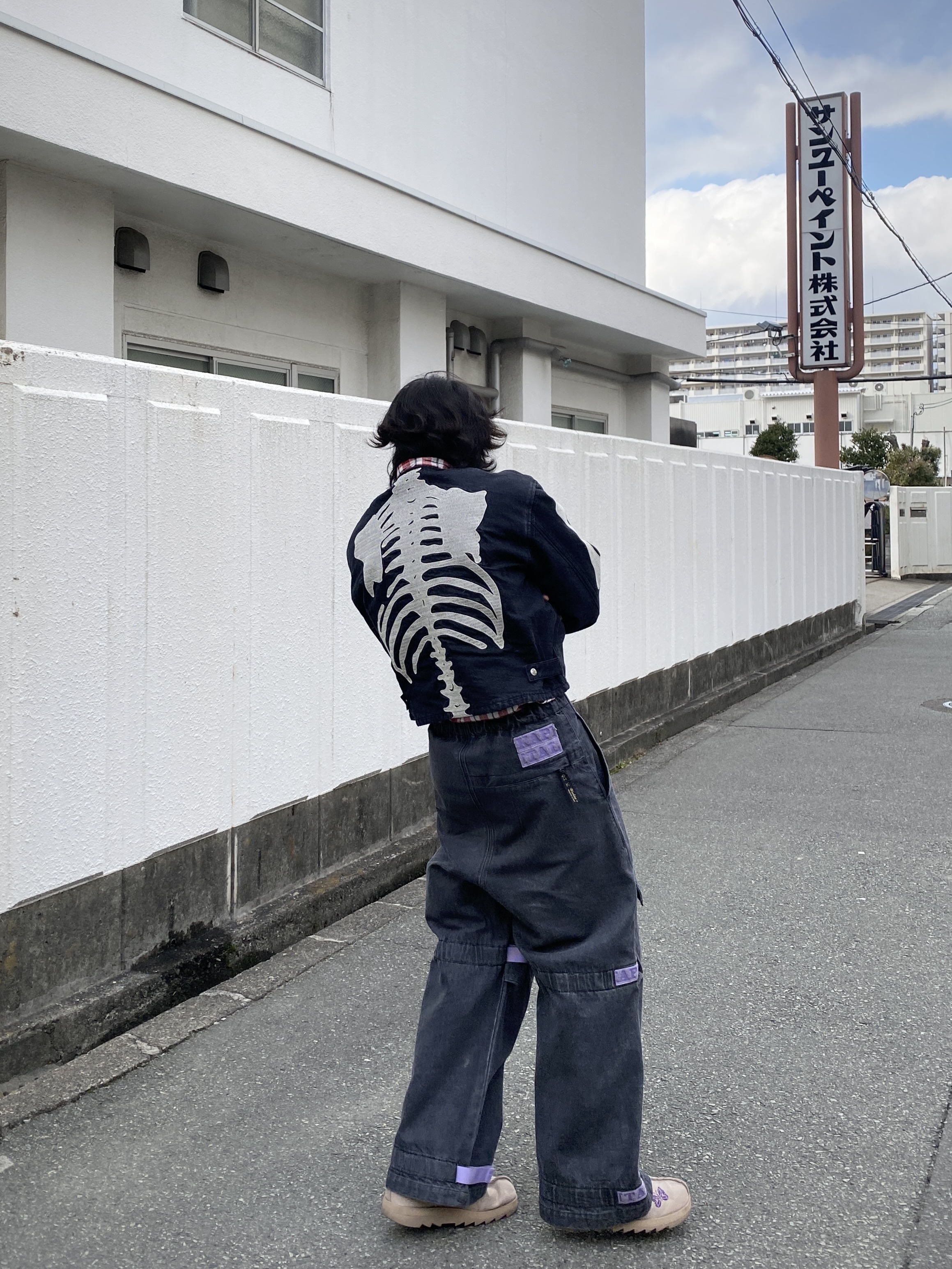 Kapital 14 oz. Black X Black Denim Motocross Bone Jacket Black, Kapital 14 oz. Black X Kinari Denim Nouvelle Shuttle Pants Purple 착용 스타일 - 1