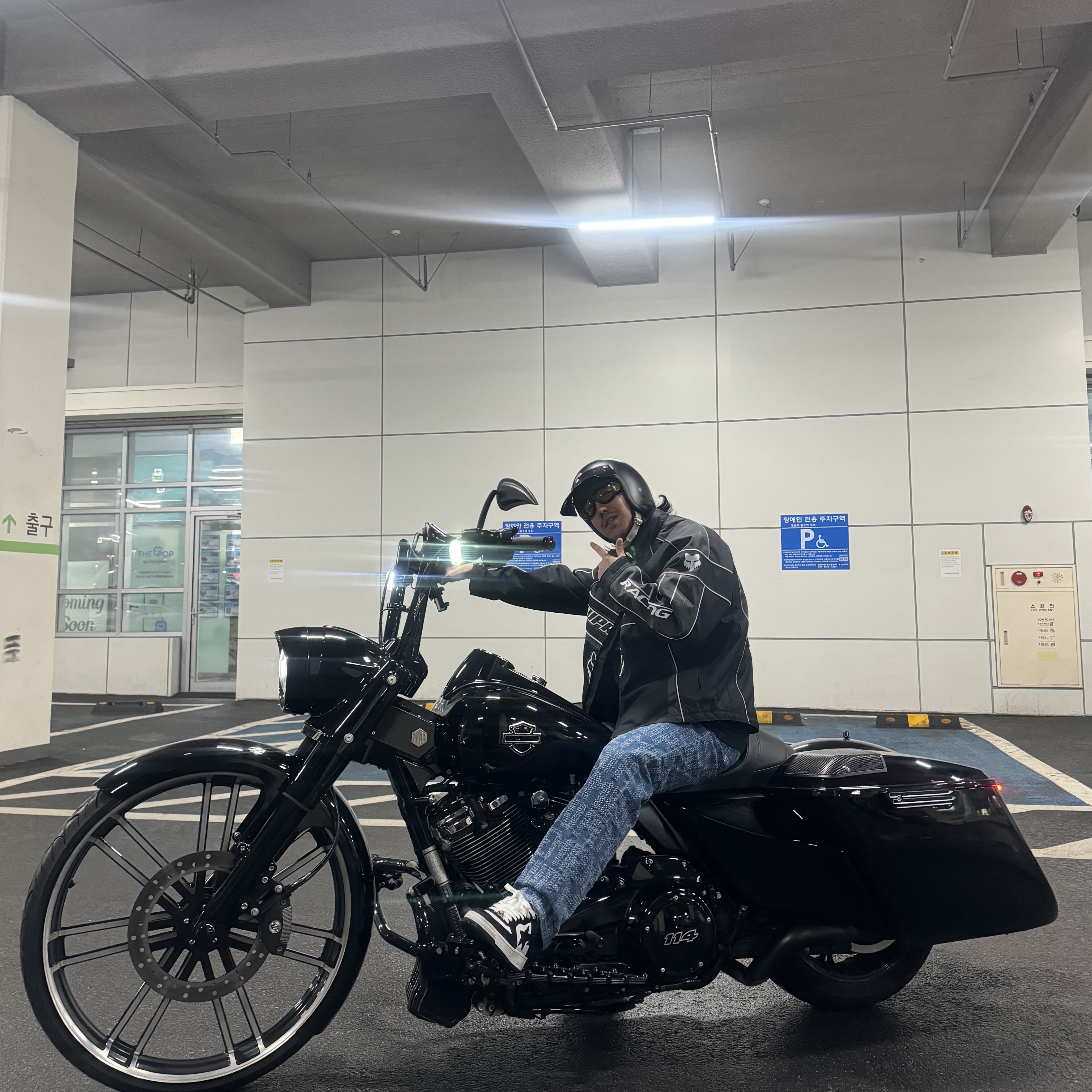 Supreme Needle Punch Regular Jean Washed Blue - 23FW, Supreme x Fox Racing Jacket Black - 23FW 착용 스타일