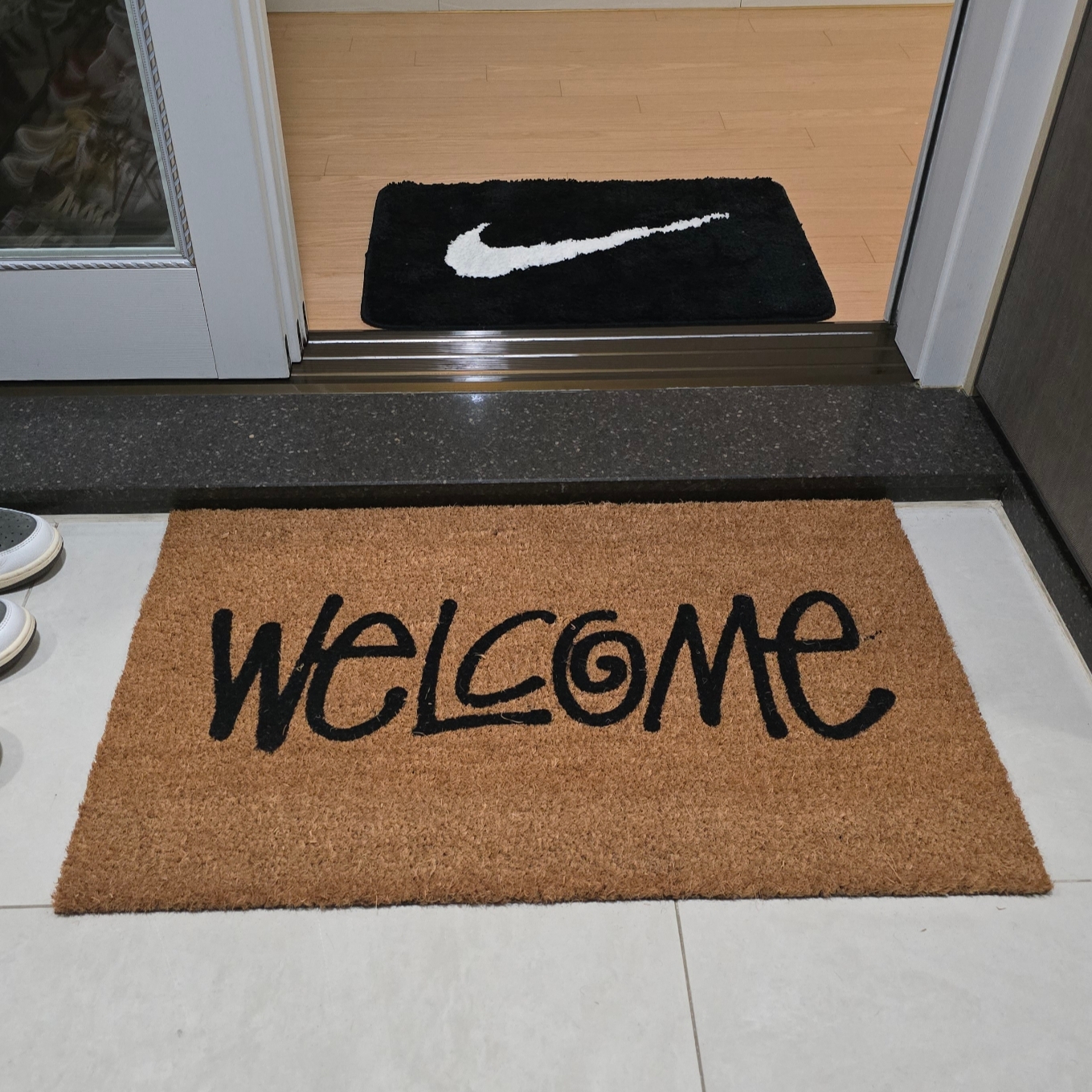 Stussy Welcome Mat Cocoa, Nike Swoosh Rug Black White 착용 스타일 - 2