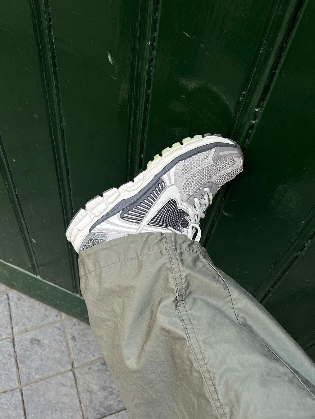 Nike Zoom Vomero 5 SP Vast Grey 2023, (W) Nike Zoom Vomero 5 Cobblestone and Flat Pewter 착용 스타일 - 6