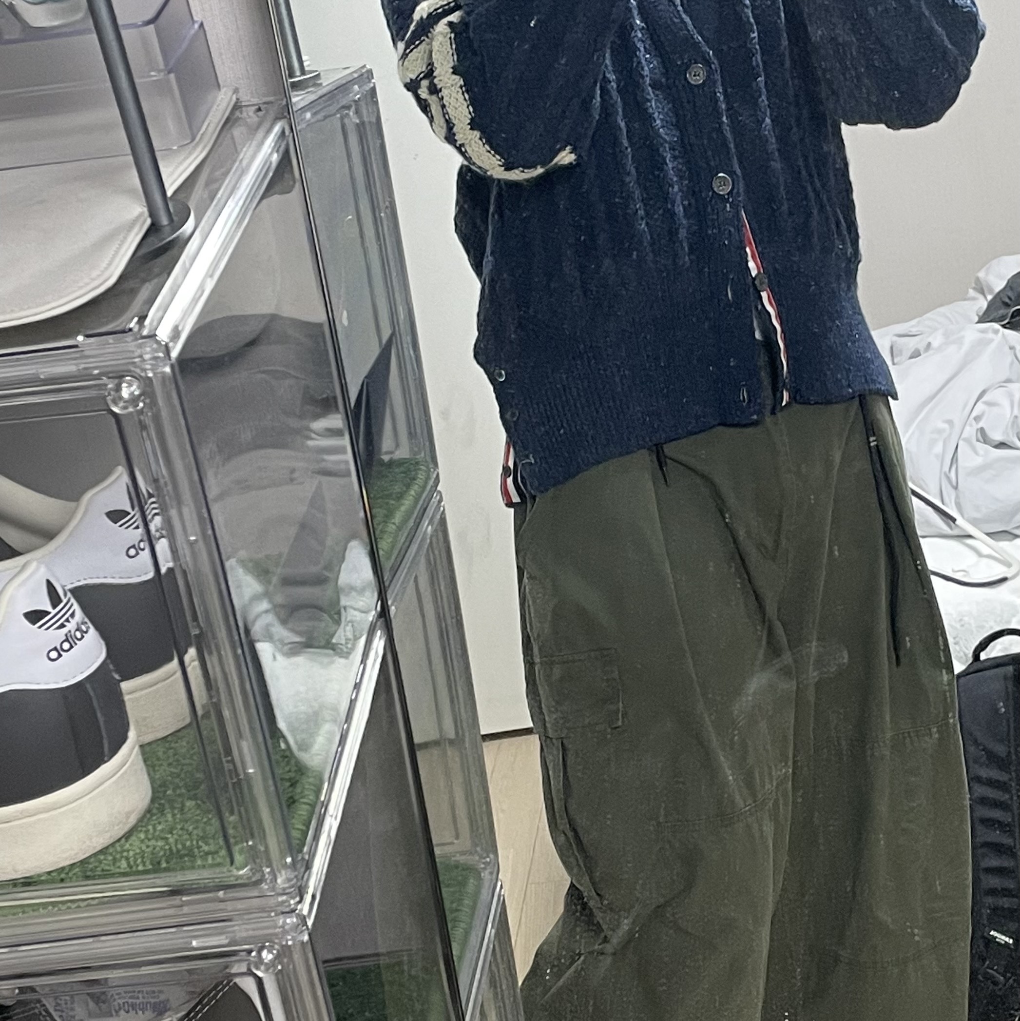 톰브라운 도네갈 트위스트 케이블 사선 클래식 브이넥 가디건 블루 착용 스타일
