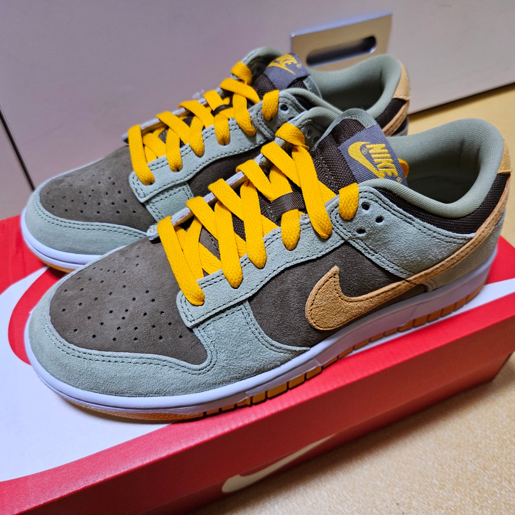 Nike Dunk Low SE Dusty Olive 착용 스타일 - 1