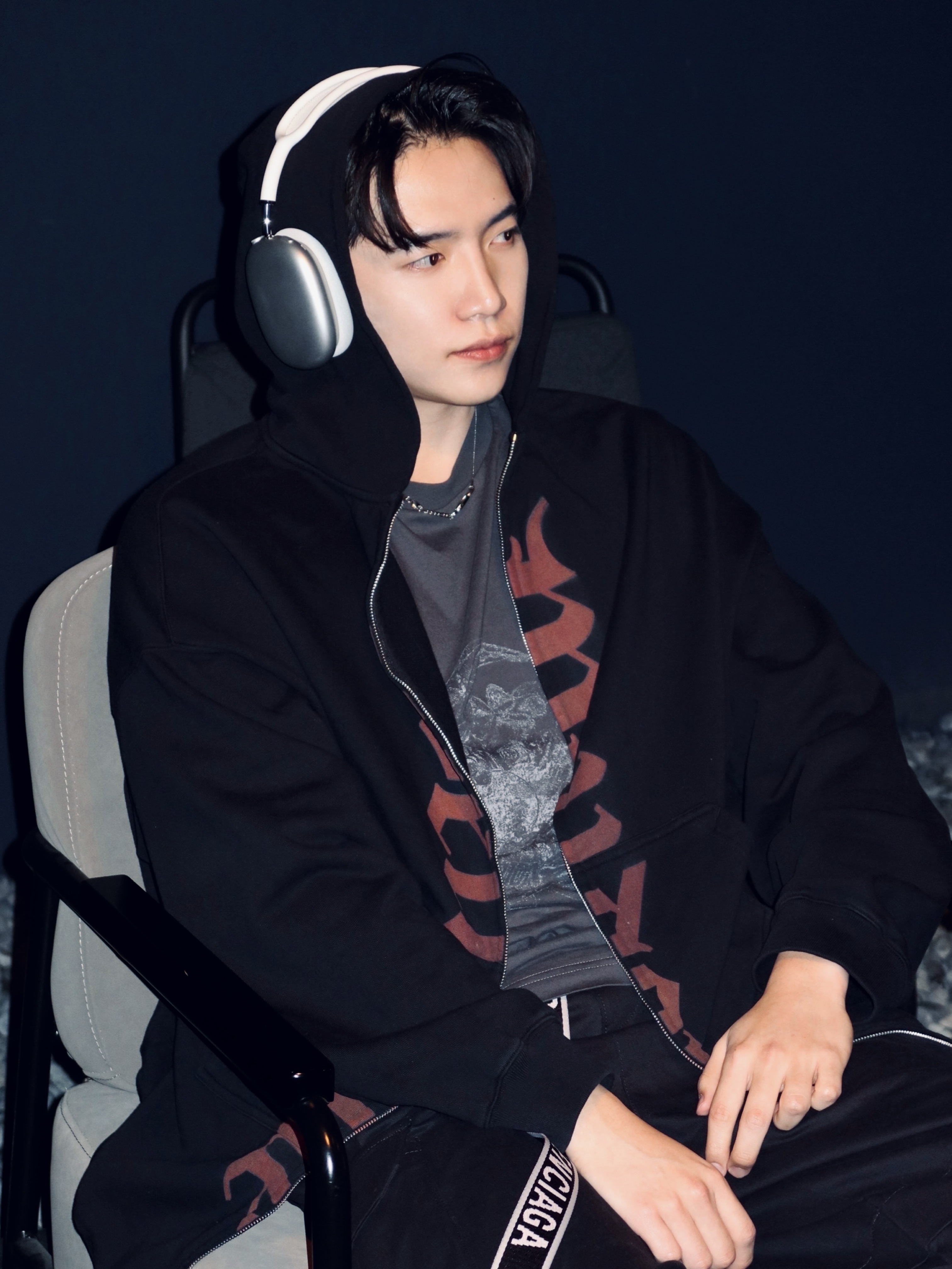 Balenciaga D Ring Belt Grey Red, Apple AirPods Max Lightning Silver (Korean Ver.) 착용 스타일 - 4