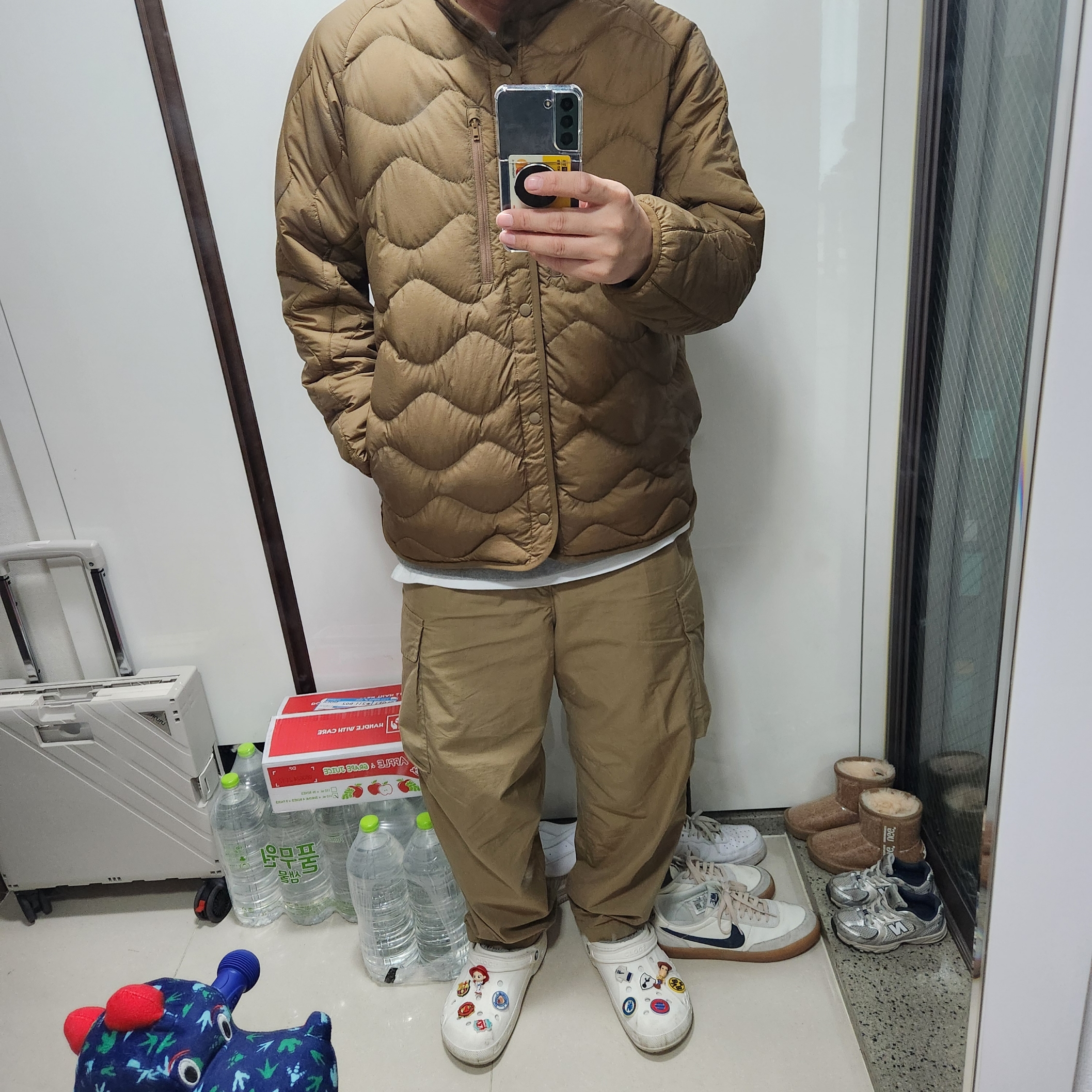 Uniqlo x White Mountaineering Recycled Hybrid Down Jacket Brown 착용 스타일 - 2