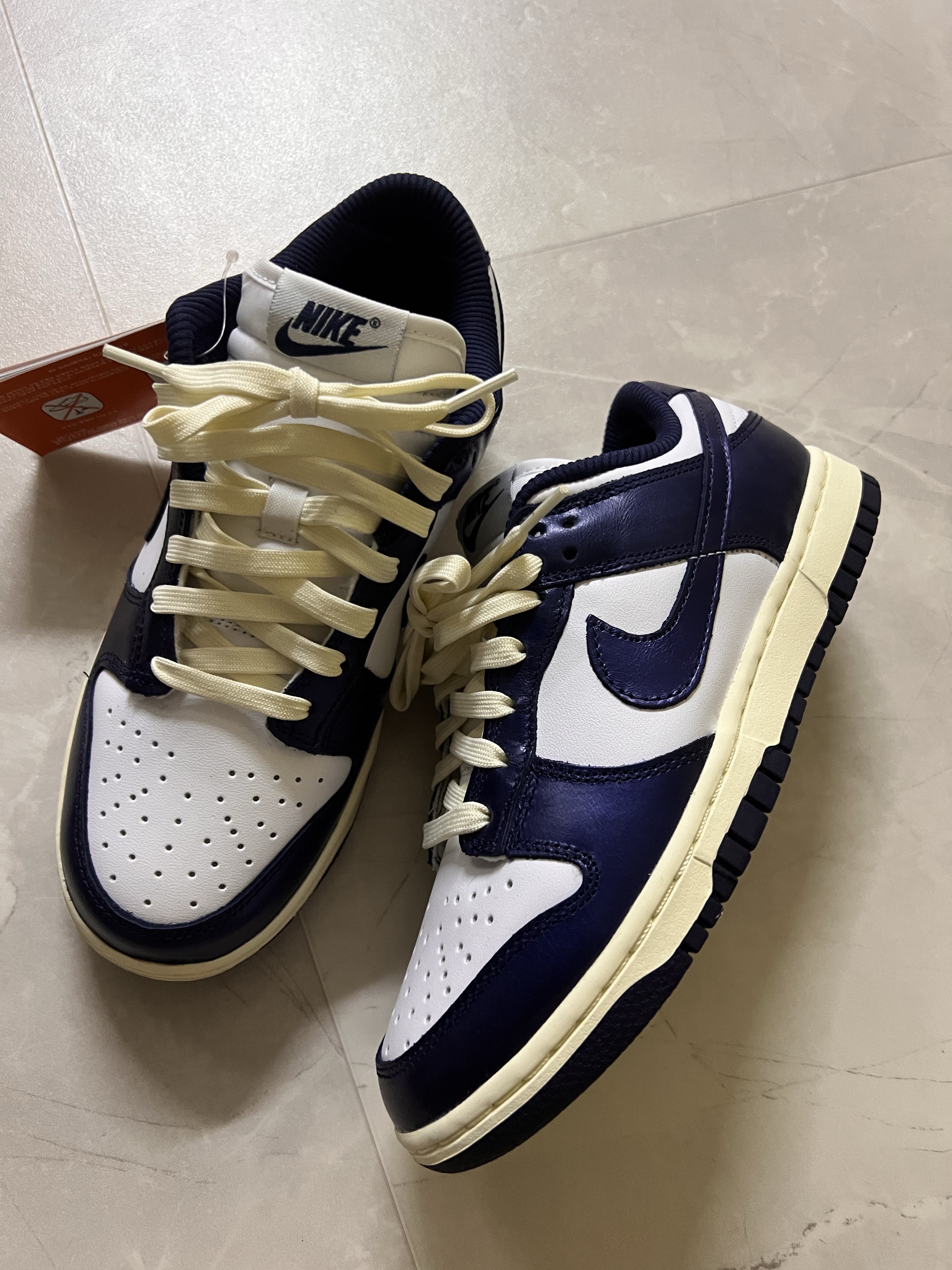 (W) Nike Dunk Low PRM Midnight Navy and White 착용 스타일