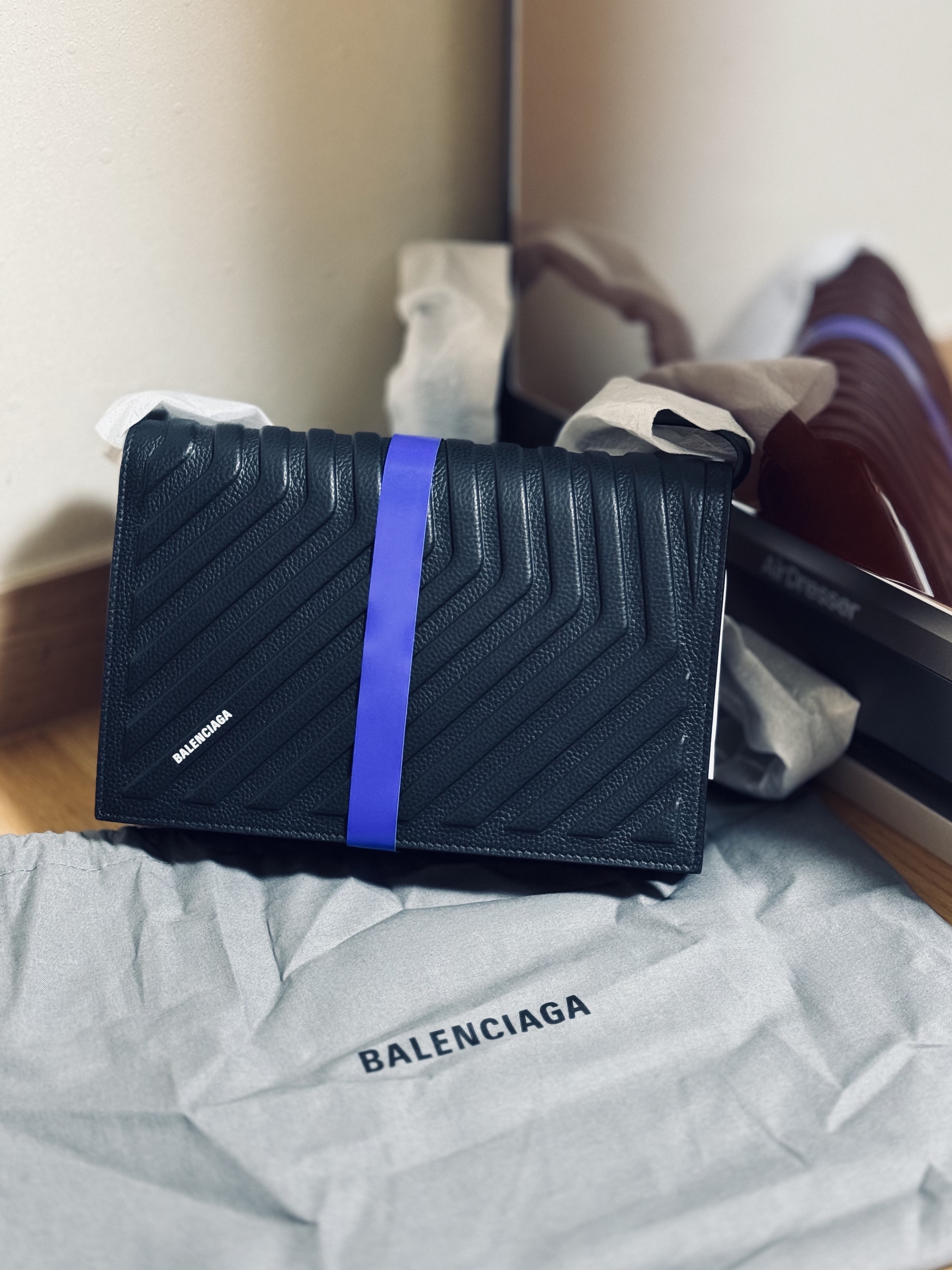 Balenciaga Car Flap Bag with Strap Black 착용 스타일
