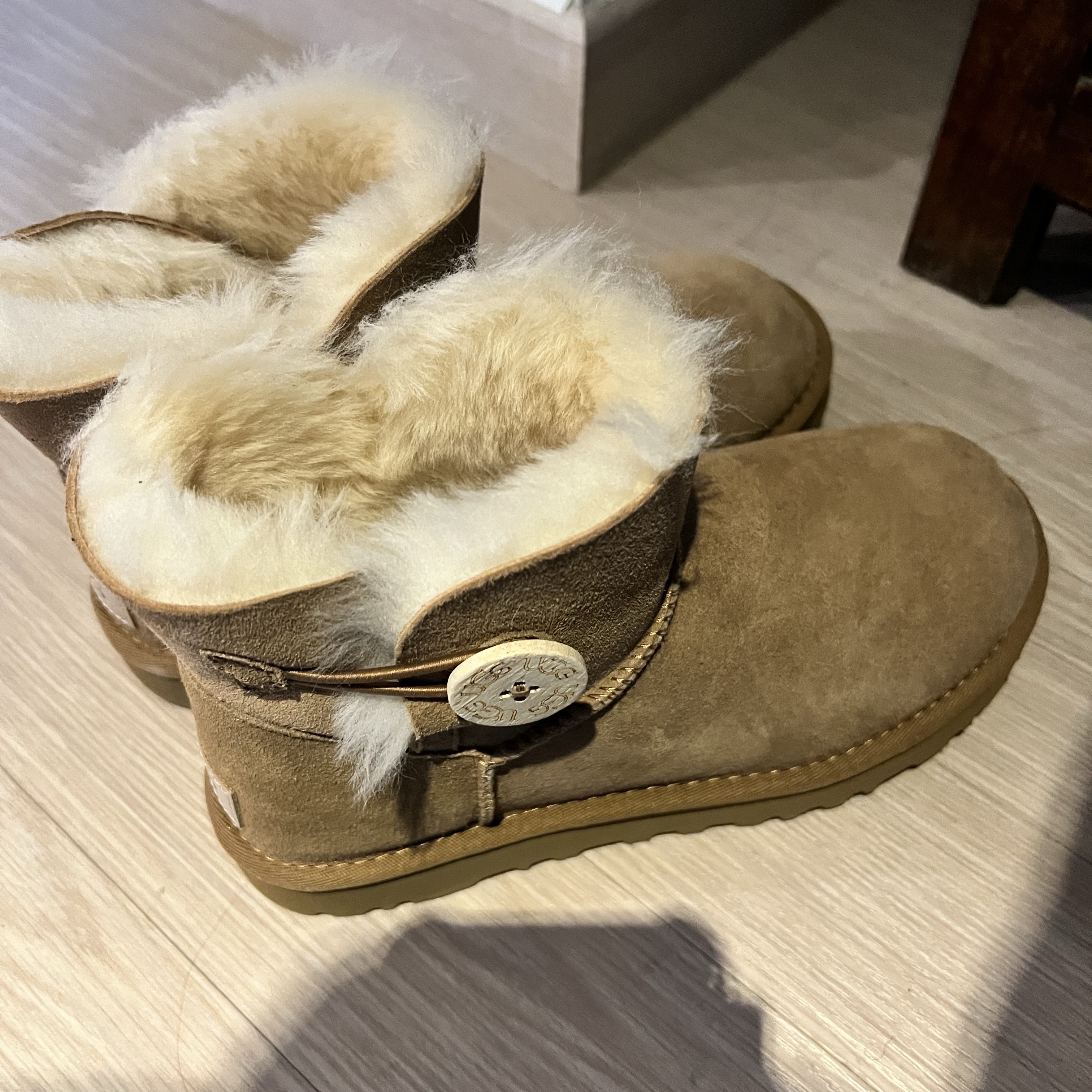 (W) UGG Mini Bailey Button II Boots Chestnut 착용 스타일