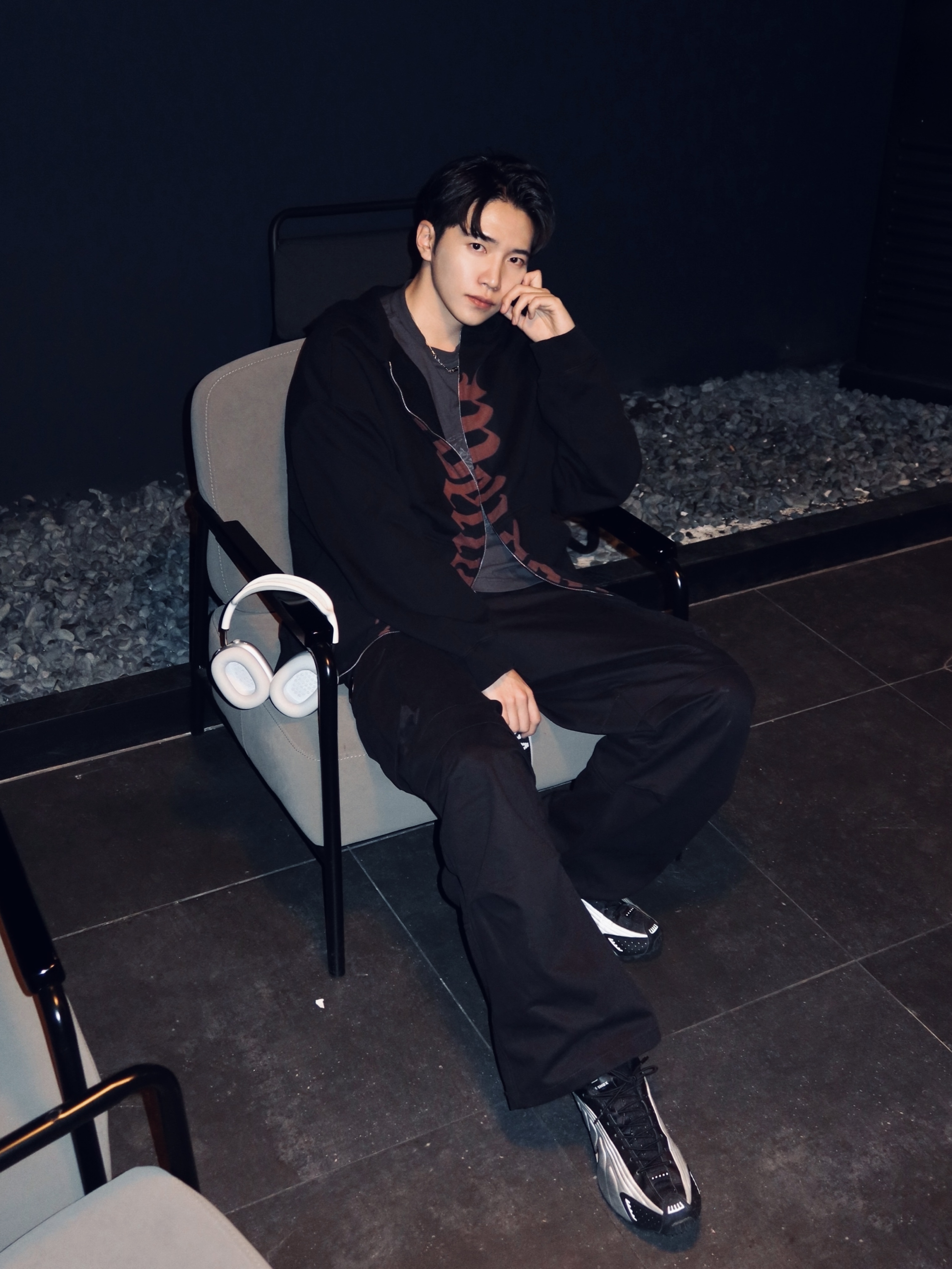 Balenciaga D Ring Belt Grey Red, Apple AirPods Max Lightning Silver (Korean Ver.) 착용 스타일 - 3