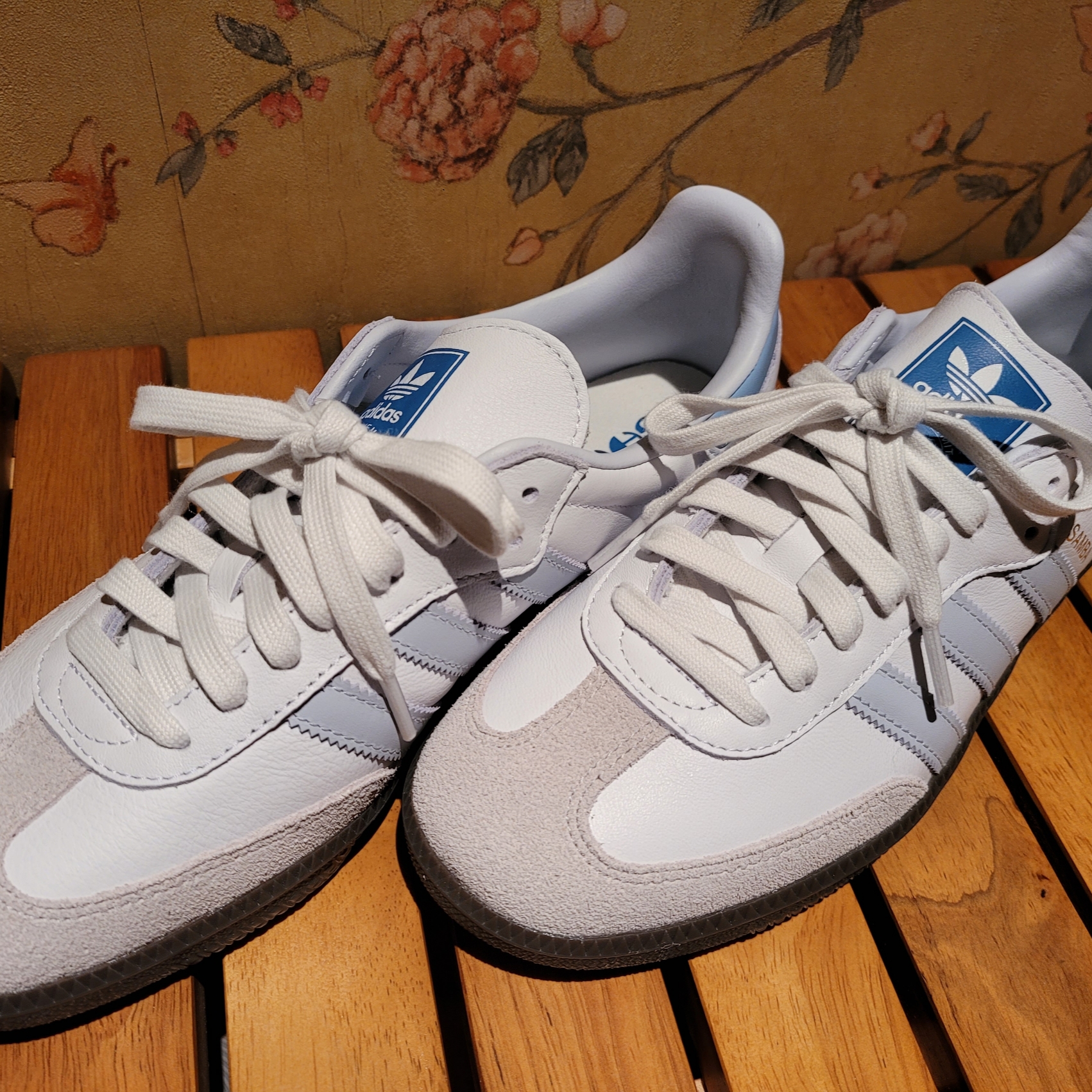 Adidas Samba OG Core White Halo Blue 착용 스타일