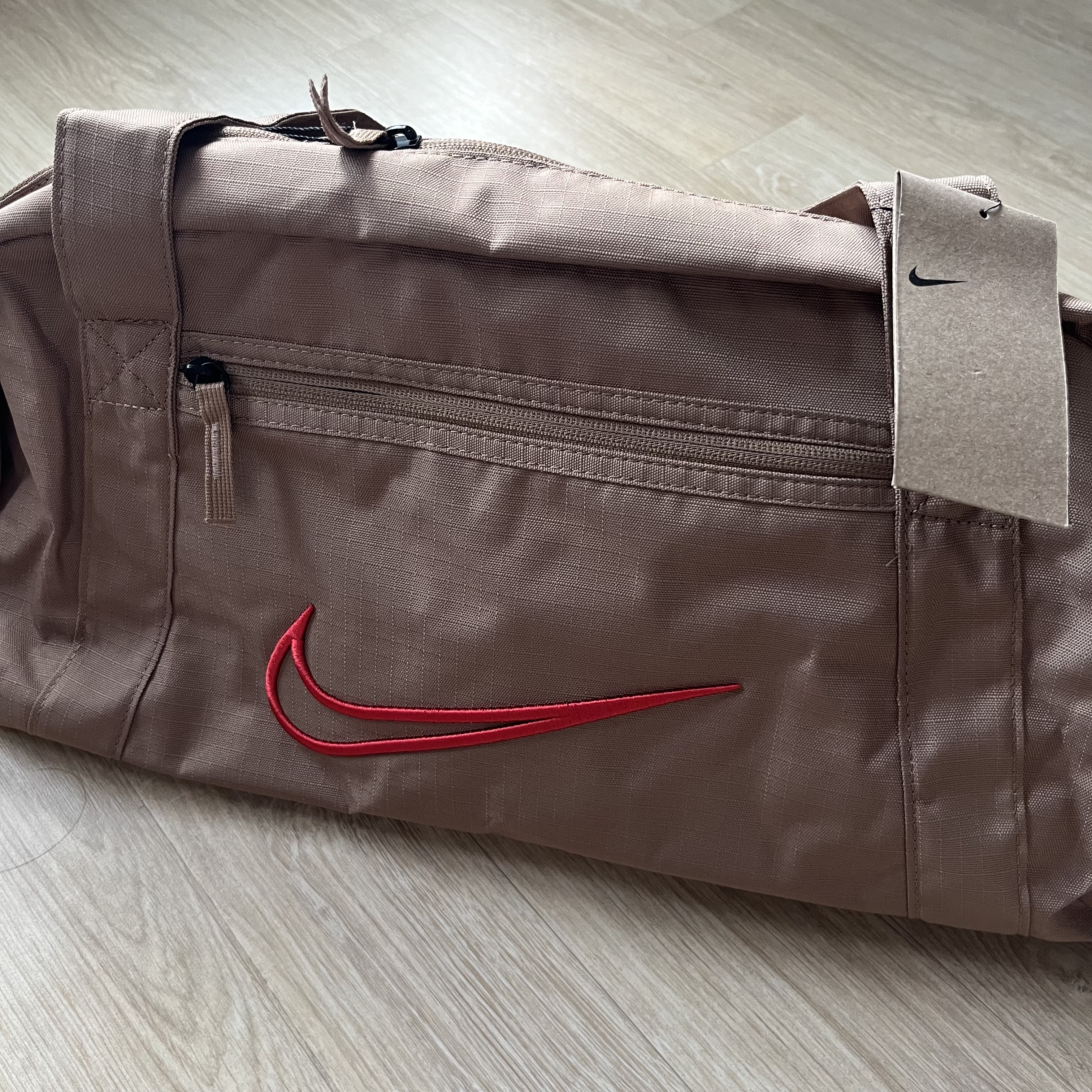 Nike Gym Club Training Duffle Bag 24L Dark Driftwood 착용 스타일