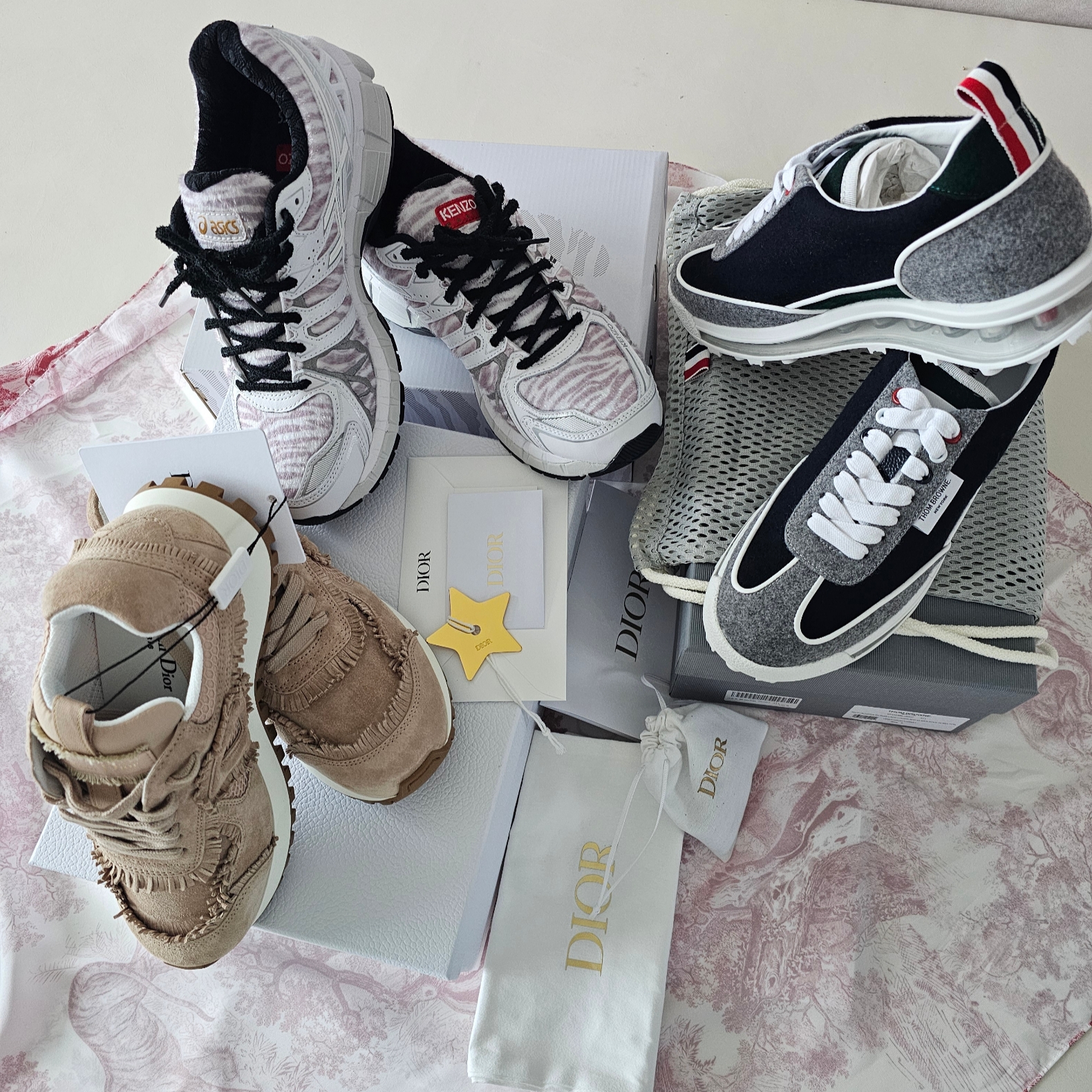 Kenzo x Asics Low Top Sneakers Tiger Graphic Off White 착용 스타일 - 1