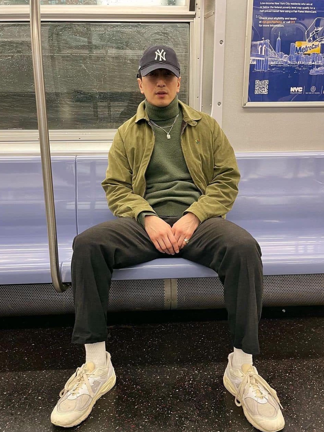 Apple AirPods Max Lightning Space Gray (Korean Ver.), New Era x MoMA New York Yankees Cap Black 착용 스타일 - 5