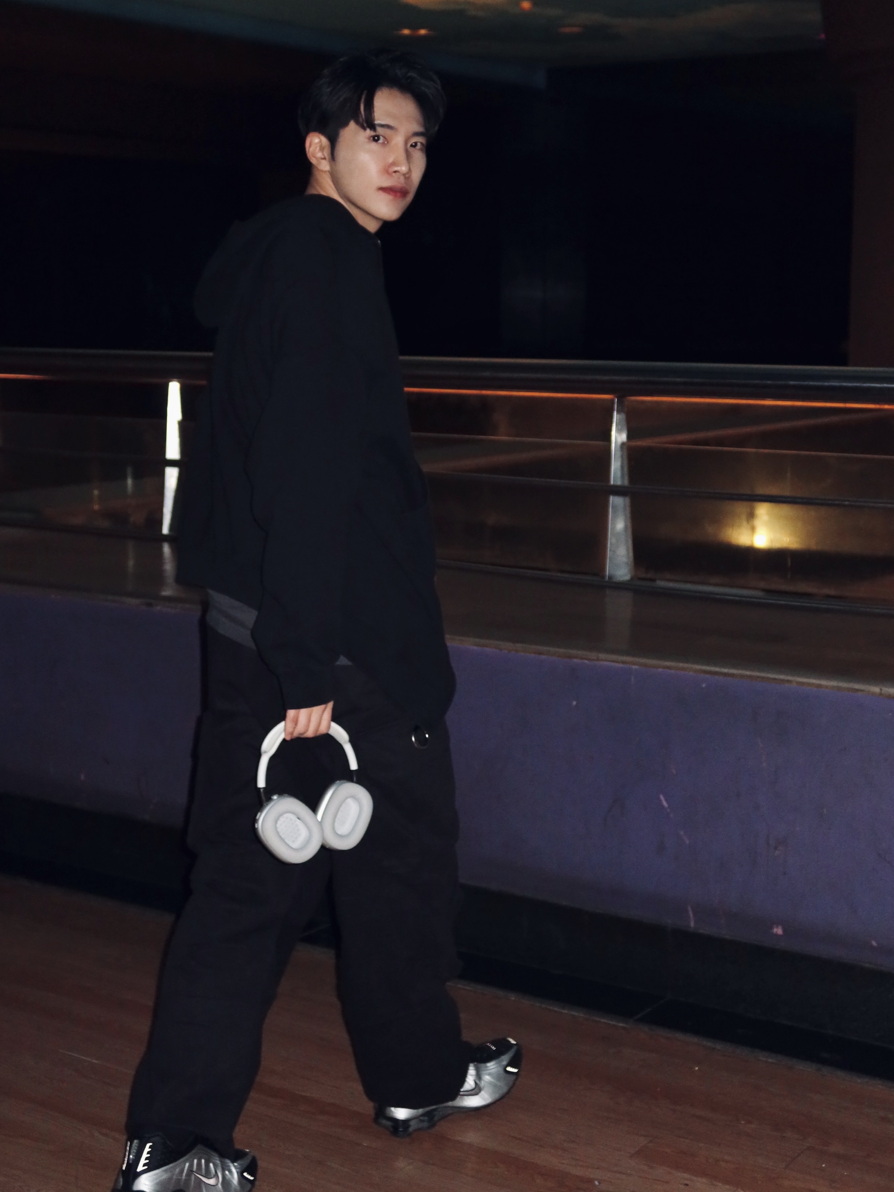 Balenciaga D Ring Belt Grey Red, Apple AirPods Max Lightning Silver (Korean Ver.) 착용 스타일 - 7