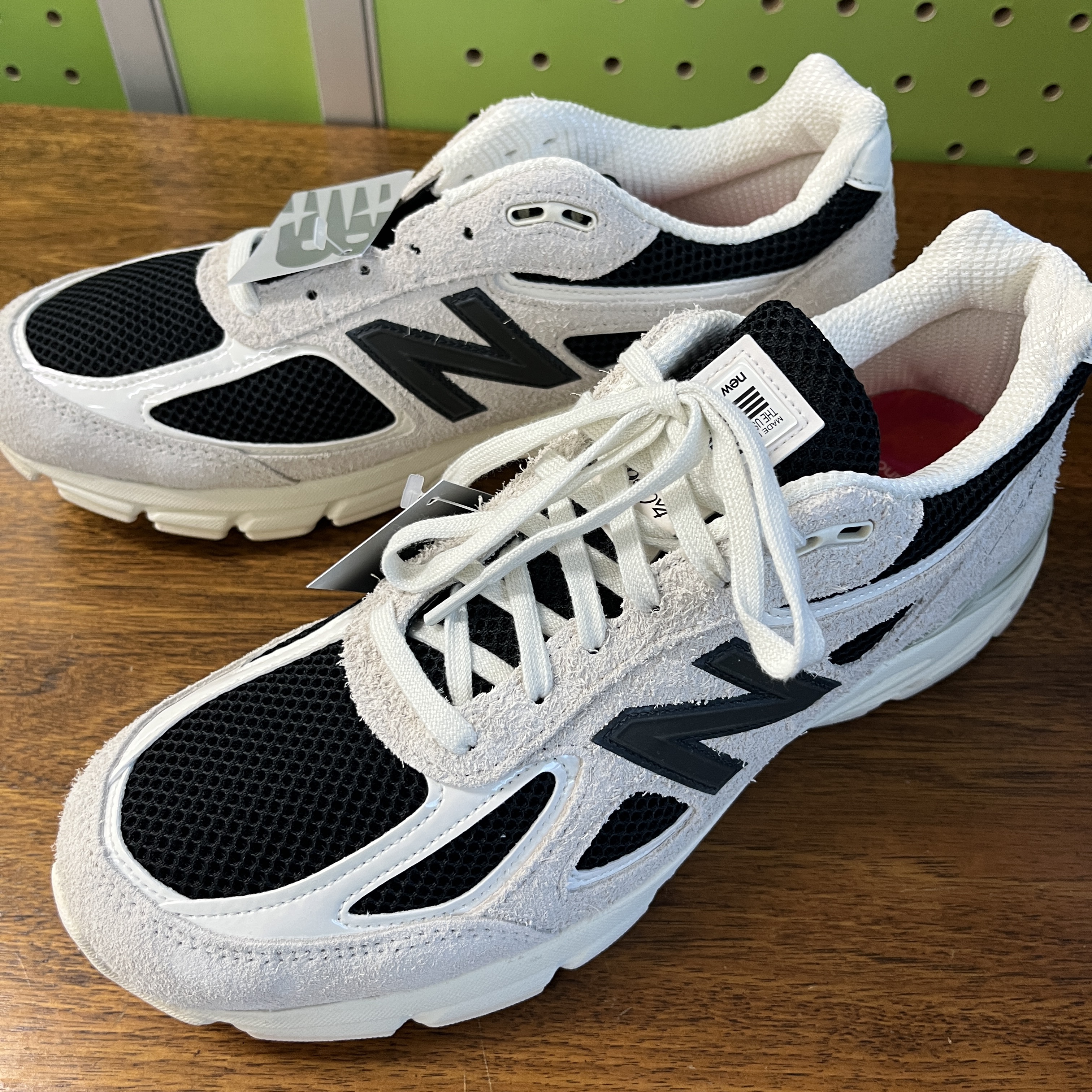 New Balance x Joe Freshgoods 990v4 Made in USA White Black 착용 스타일 - 3