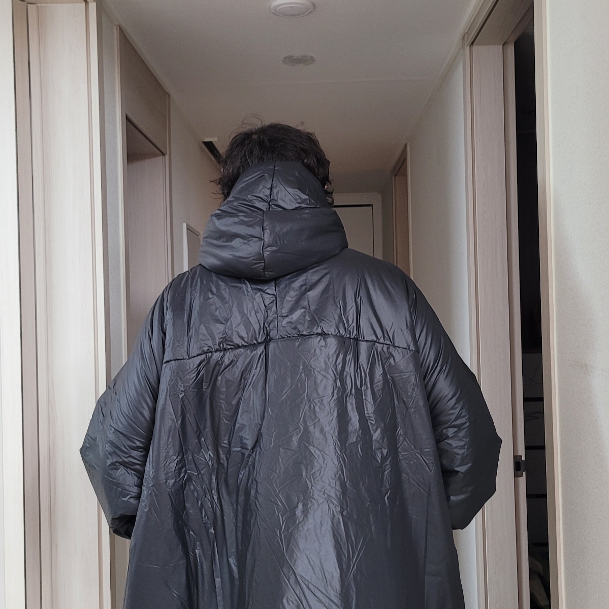 Yeezy Gap Engineered By Balenciaga T-Cut Puffer Parka Black 착용 스타일 - 2