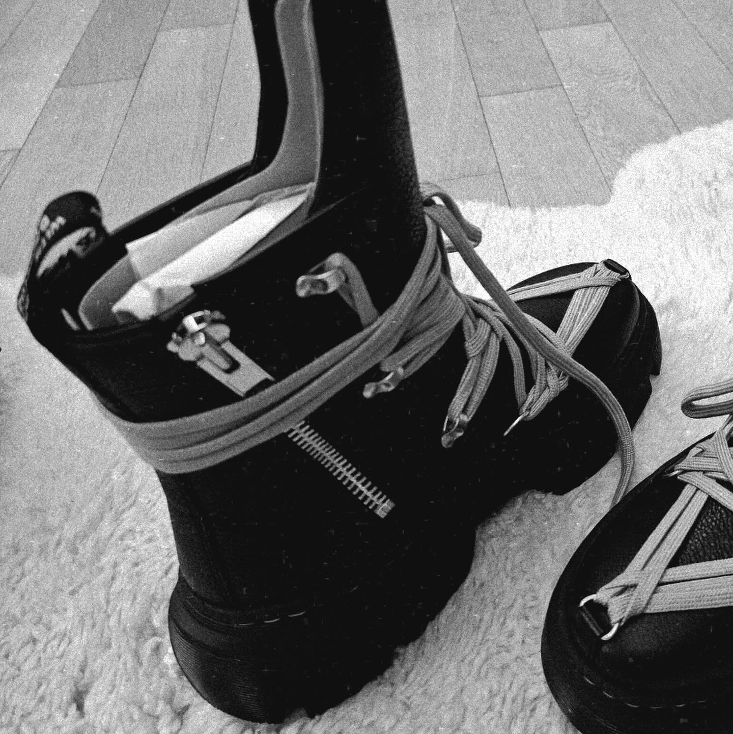 Dr. Martens x Rick Owens 1460 DMXL Megalace Black 착용 스타일 - 3