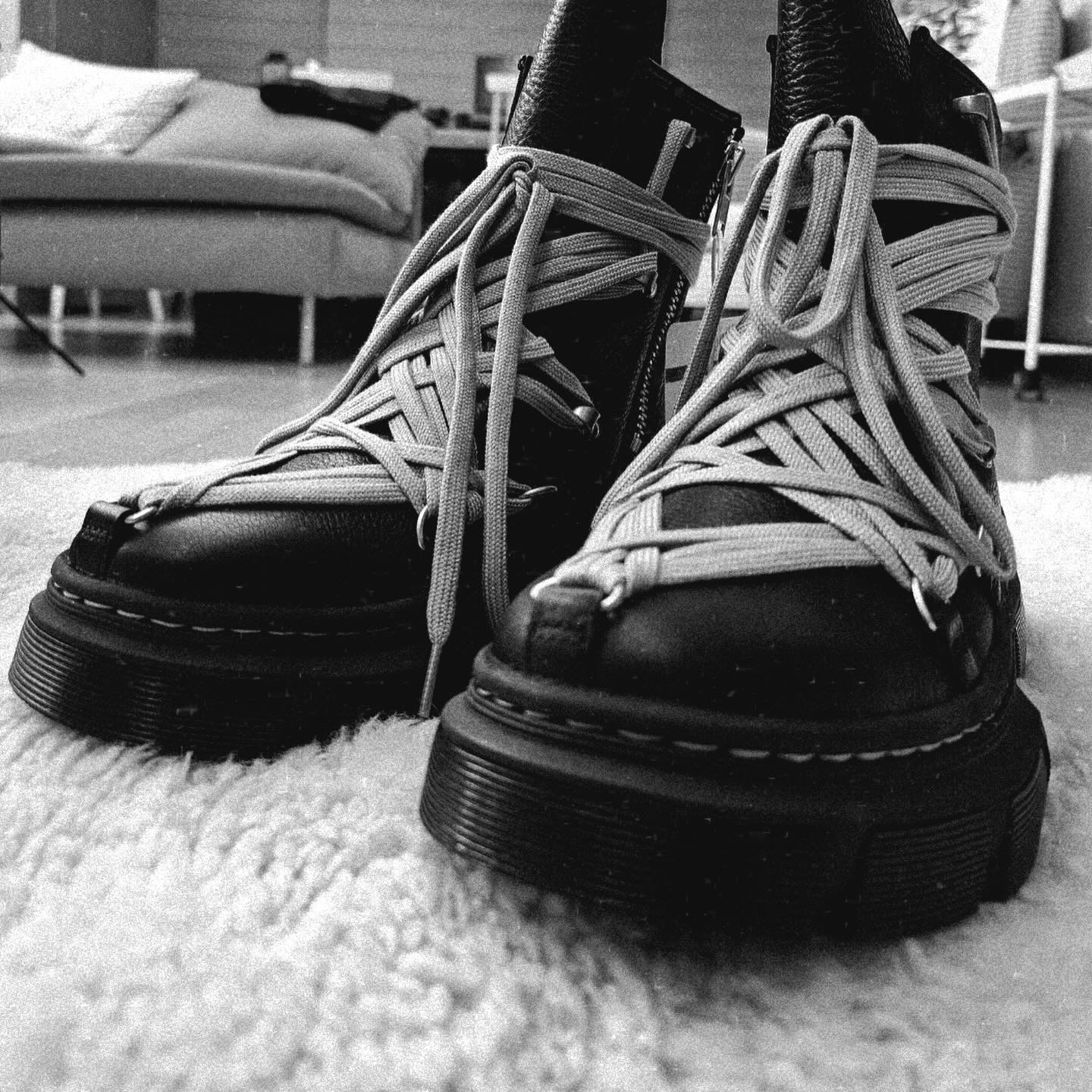 Dr. Martens x Rick Owens 1460 DMXL Megalace Black 착용 스타일 - 1