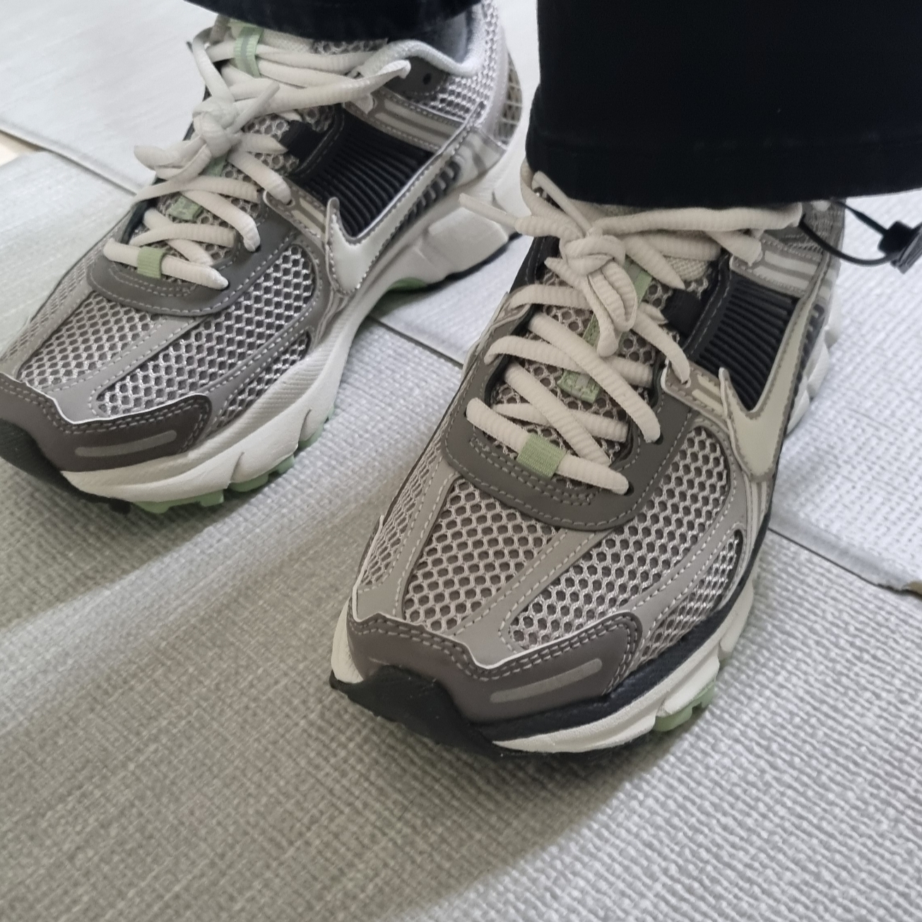 (W) Nike Zoom Vomero 5 Cobblestone and Flat Pewter 착용 스타일