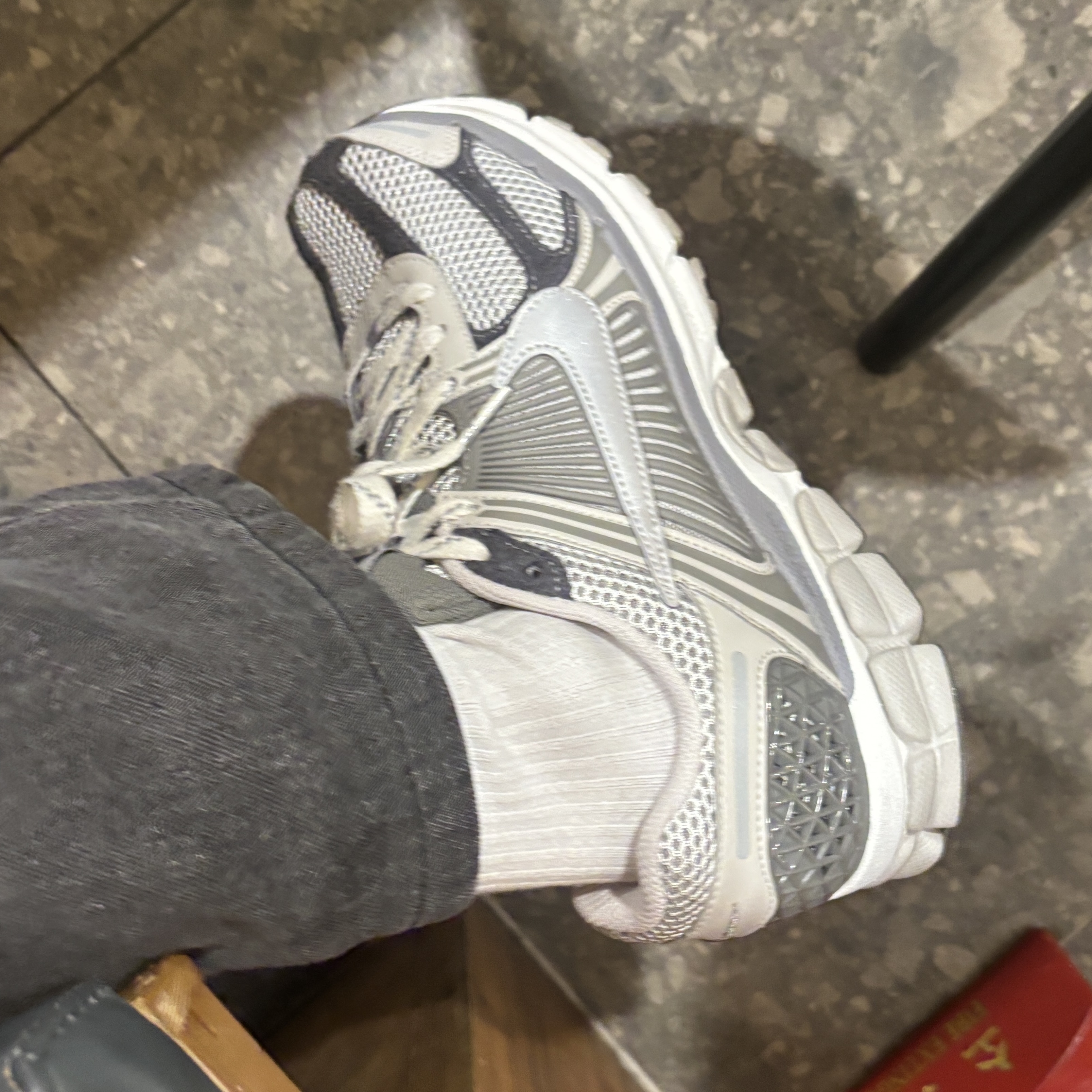 Nike Zoom Vomero 5 PRM Light Iron Ore and Flat Fewter 착용 스타일