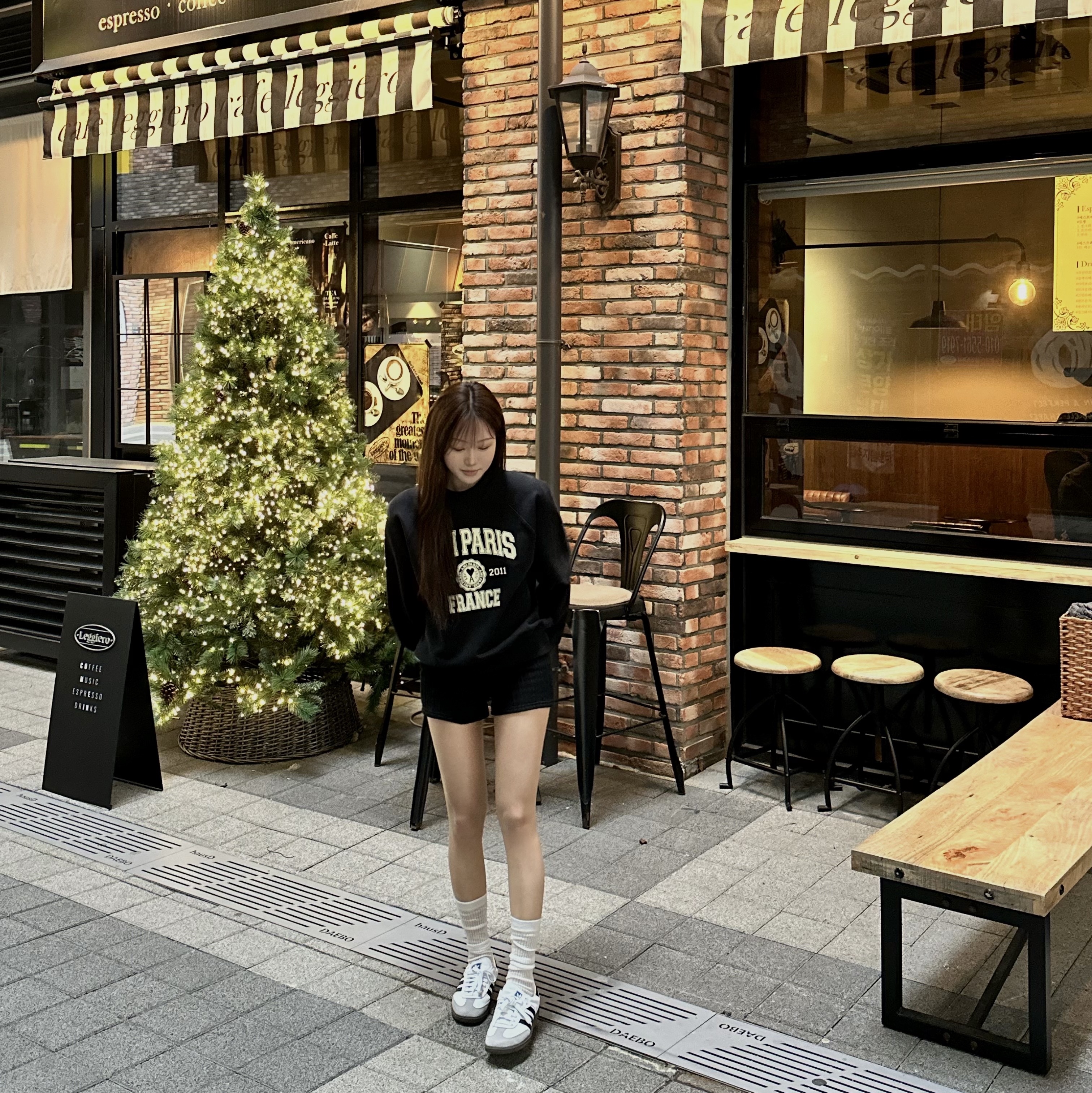 AMI Paris France Sweatshirt Black, Adidas Samba OG Cloud White 착용 스타일 - 1