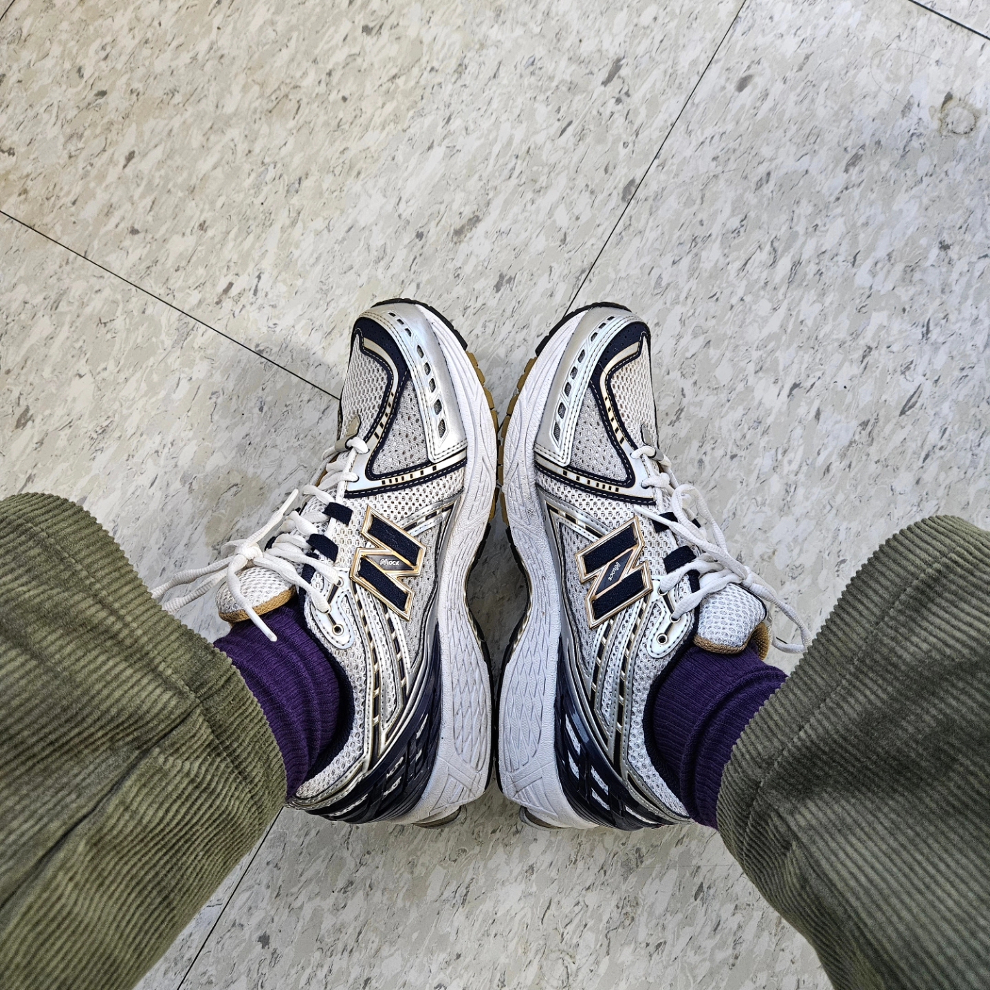 New Balance 1906R White Navy Gold, The North Face Nuptse On Ball Vest Real Black 착용 스타일 - 6