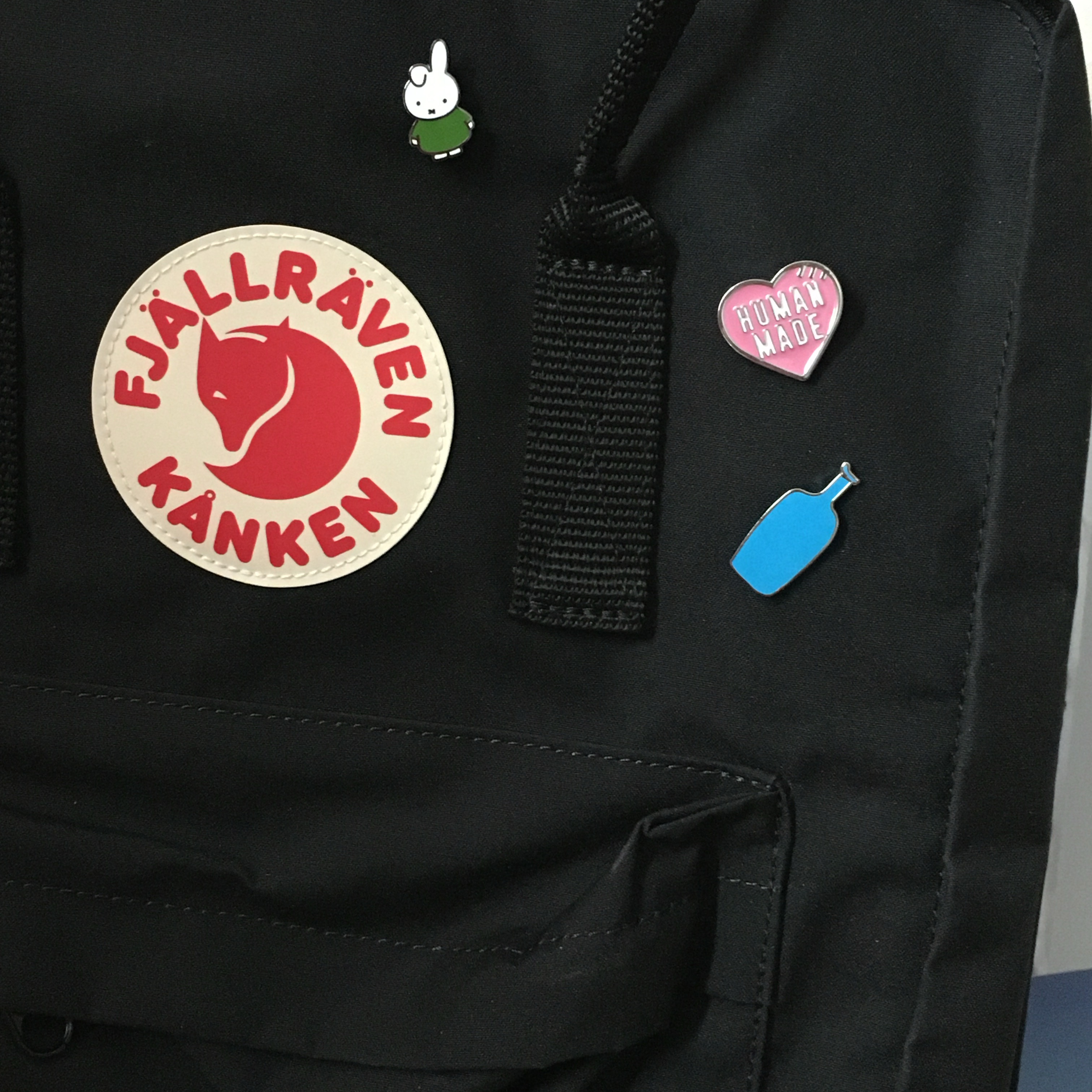 Fjallraven Kanken Black, Human Made Heart Pin Pink 착용 스타일
