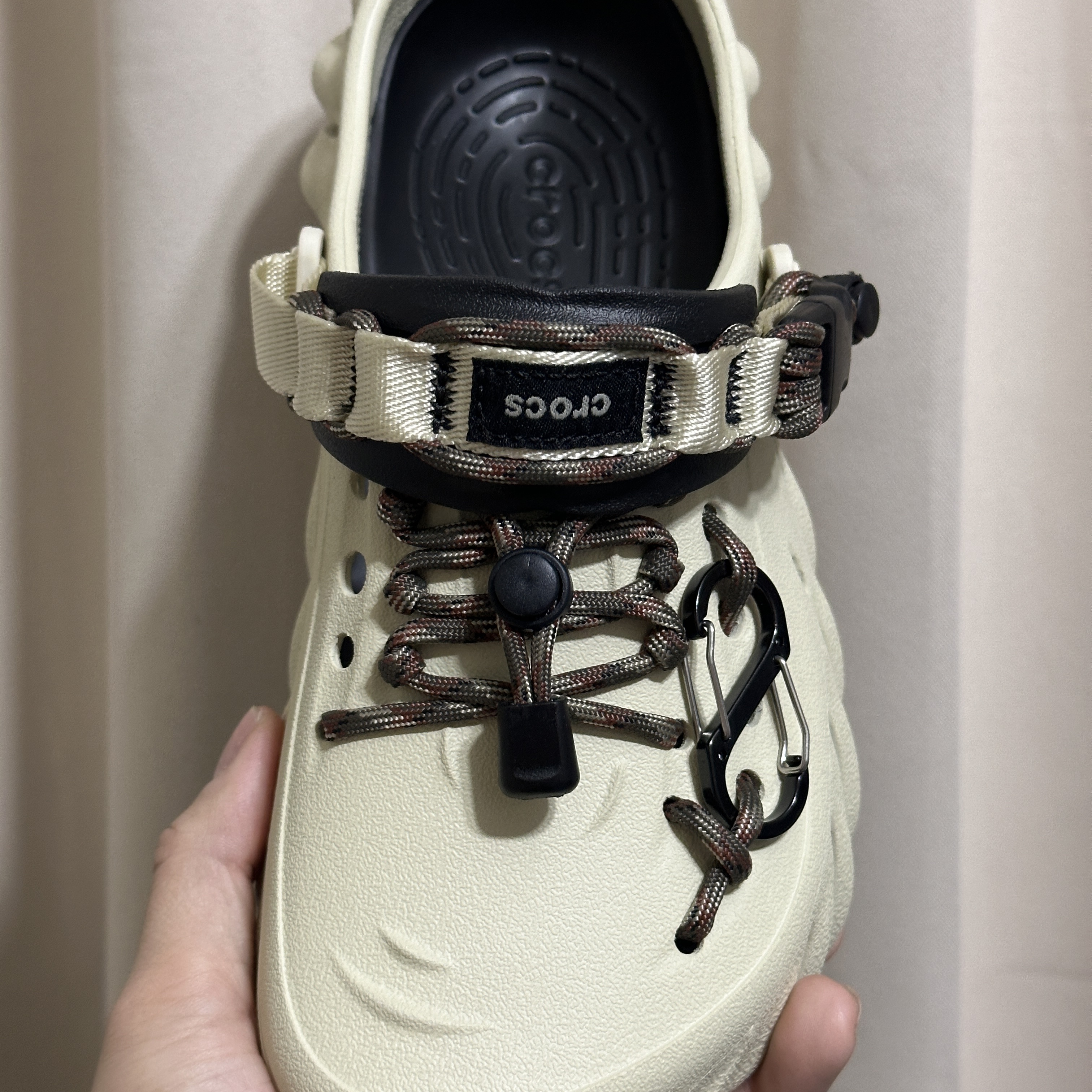 Crocs Echo Clog Bone Black 착용 스타일 - 2