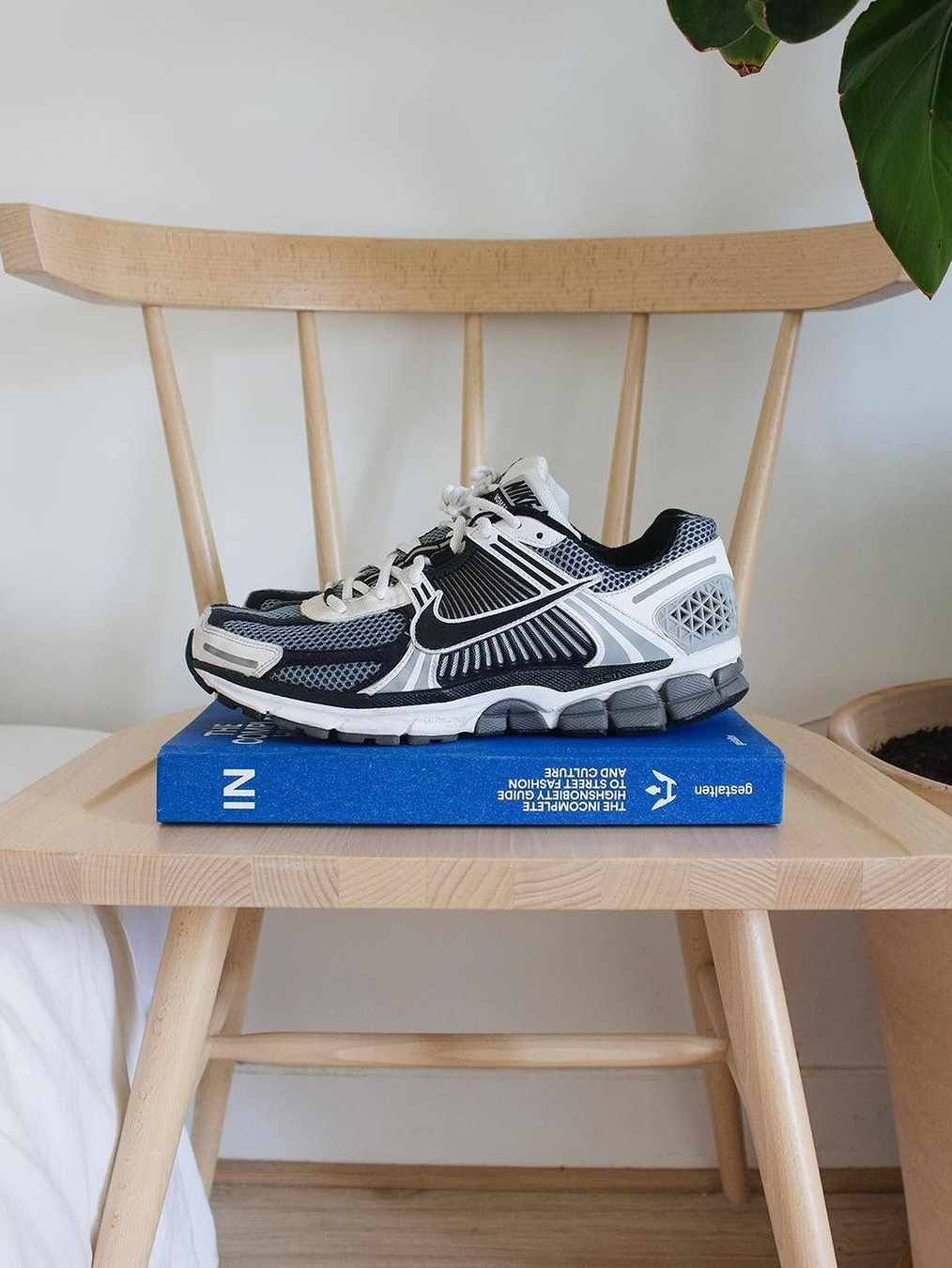 Nike Zoom Vomero 5 SP Vast Grey 2023, (W) Nike Zoom Vomero 5 Cobblestone and Flat Pewter 착용 스타일 - 5